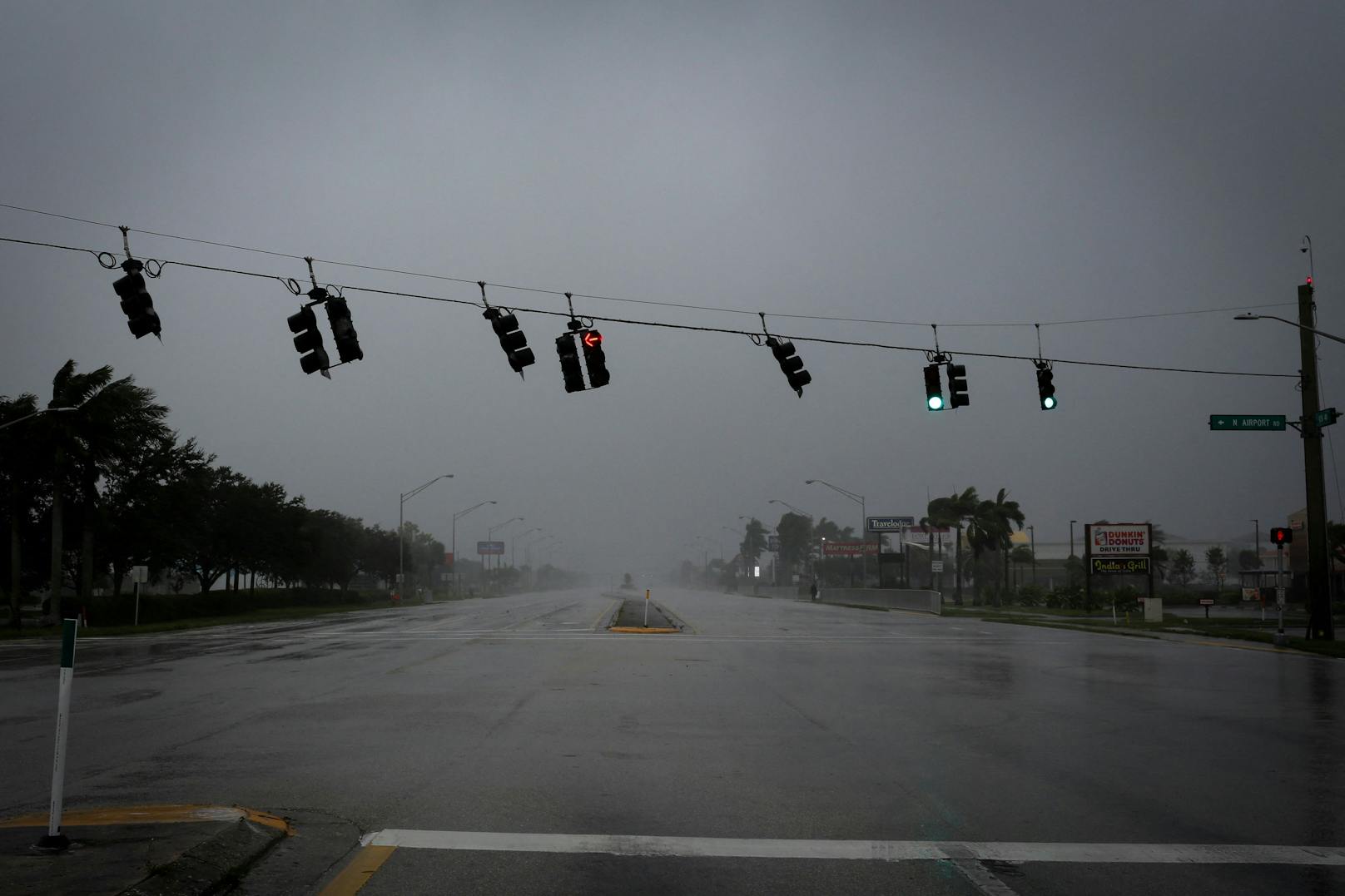 Ampeln werden durch starke Windböen vor Hurrikan Ian in Fort Myers, Florida, USA 28. September 2022 getroffen.