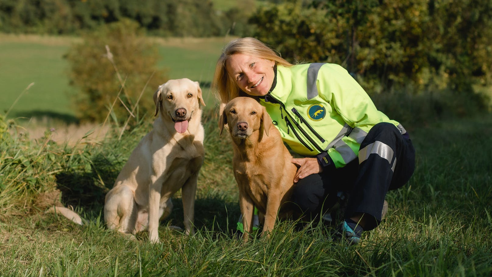Die Freiwillige Karin Kuhn vom Bundesverband Rettungshunde Österreich mit ihren beiden Hunden: Gillie (7, li.) und June (14 Jahre, seit einem Jahr in Pension)