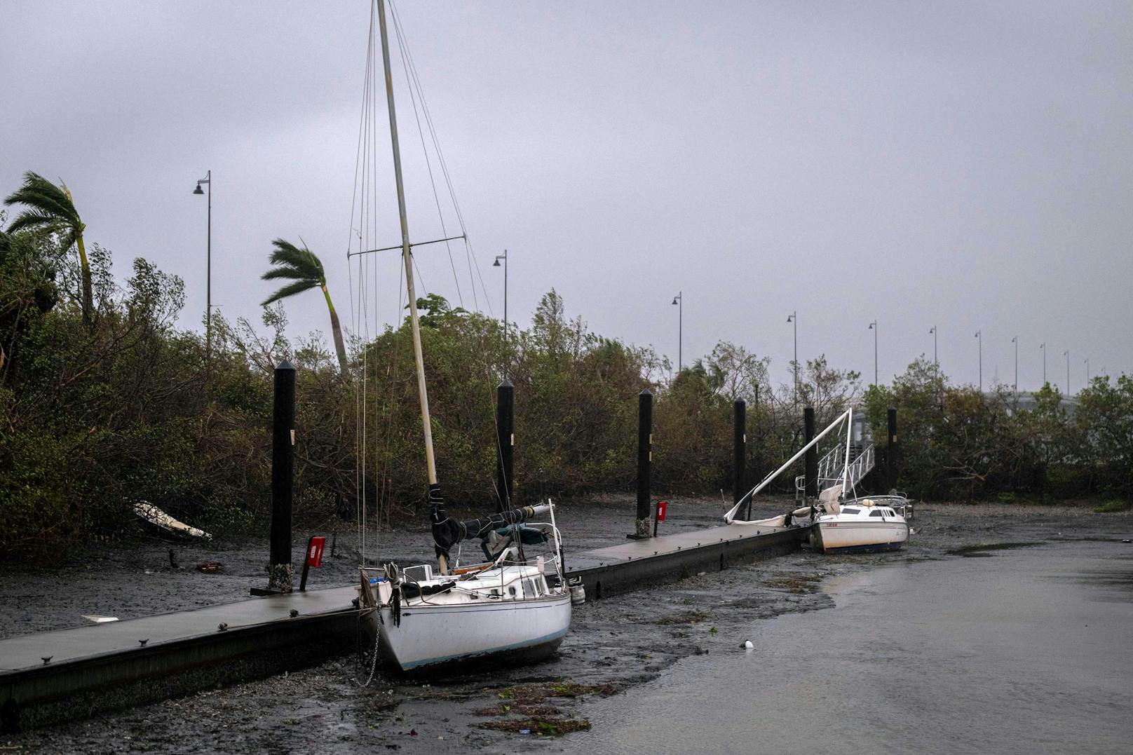 Segelboote liegen während eines Gezeitenrückgangs auf dem Grund des Hafens von Charlotte, während das Auge des Hurrikans Ian am 28. September 2022 in Punta Gorda, Florida, vorbeizieht.