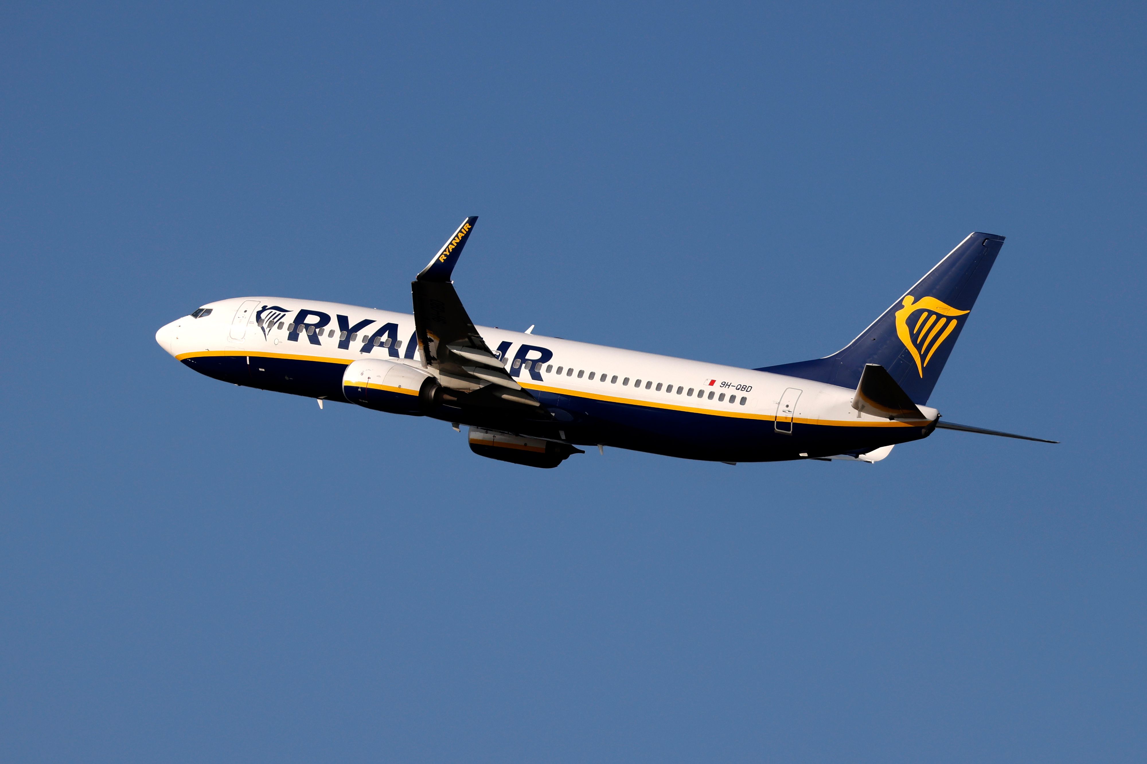 Download von www.picturedesk.com am 29.09.2022 (12:00).  ACT action_39529300 -- Ein Ryanair-Flieger am Köln Bonn Airport. Am Flughafen Köln-Bonn kam es in den vergangenen Wochen immer wieder zu extremen Verzögerungen. Passagiere warteten Stunden an der Sicherheitskontrolle, Flüge verspäteten sich oder fielen gleich ganz aus. Viele Urlauber befürchten, dass das Flughafen-Chaos auch ihren Start in den Urlaub gefährden könnte. (Themenbild, Symbolbild) Köln, 29.07.2022 / 290722 - 20220729_PD14552 - Rechteinfo: Rights Managed (RM)