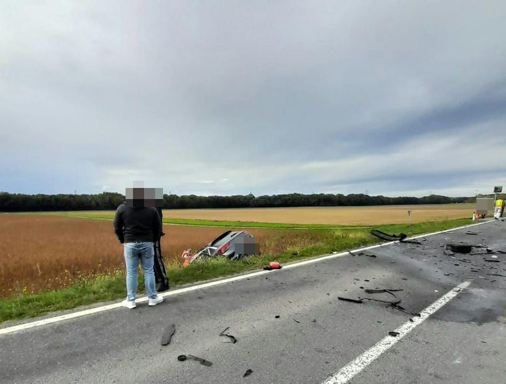 Ein Pkw kollidierte mit einem Laster und kam von der Straße ab.