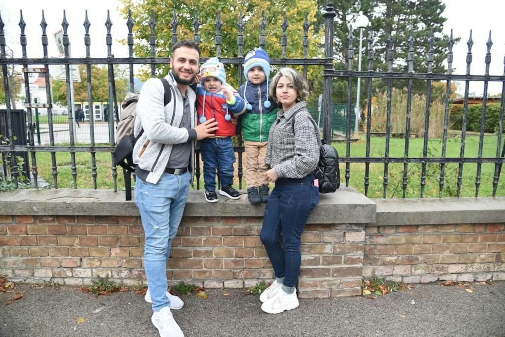 Sulaman Mohamed mit Ehefrau Senab Al-Ahmad und den zwei Kindern sind aus Syrien.