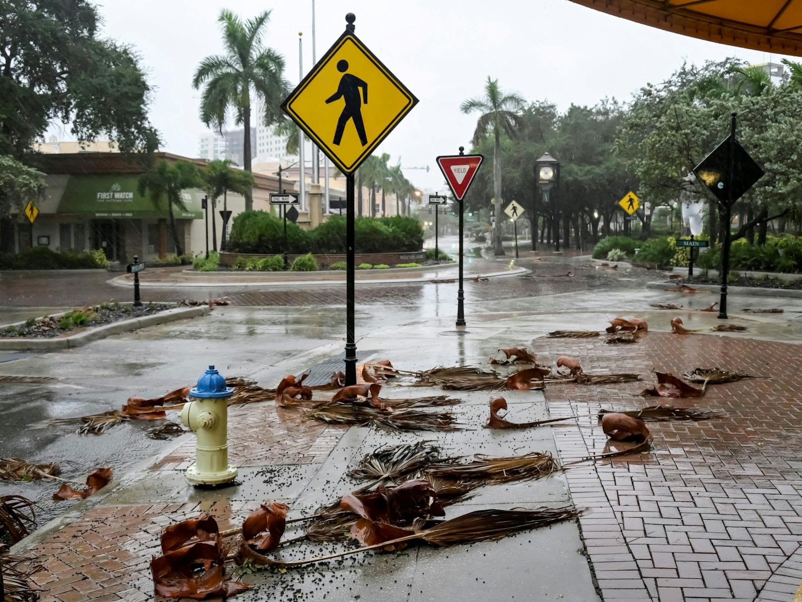 Der Hurrikan fegt über die Innenstadt und hinterlässt ein Bild der Zerstörung.