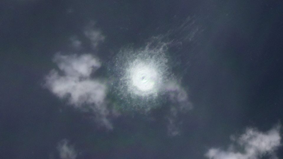 Hier ist das ausströmende Gas an der Wasseroberfläche zu sehen – auf einem Satelliten-Bild aus dem All.