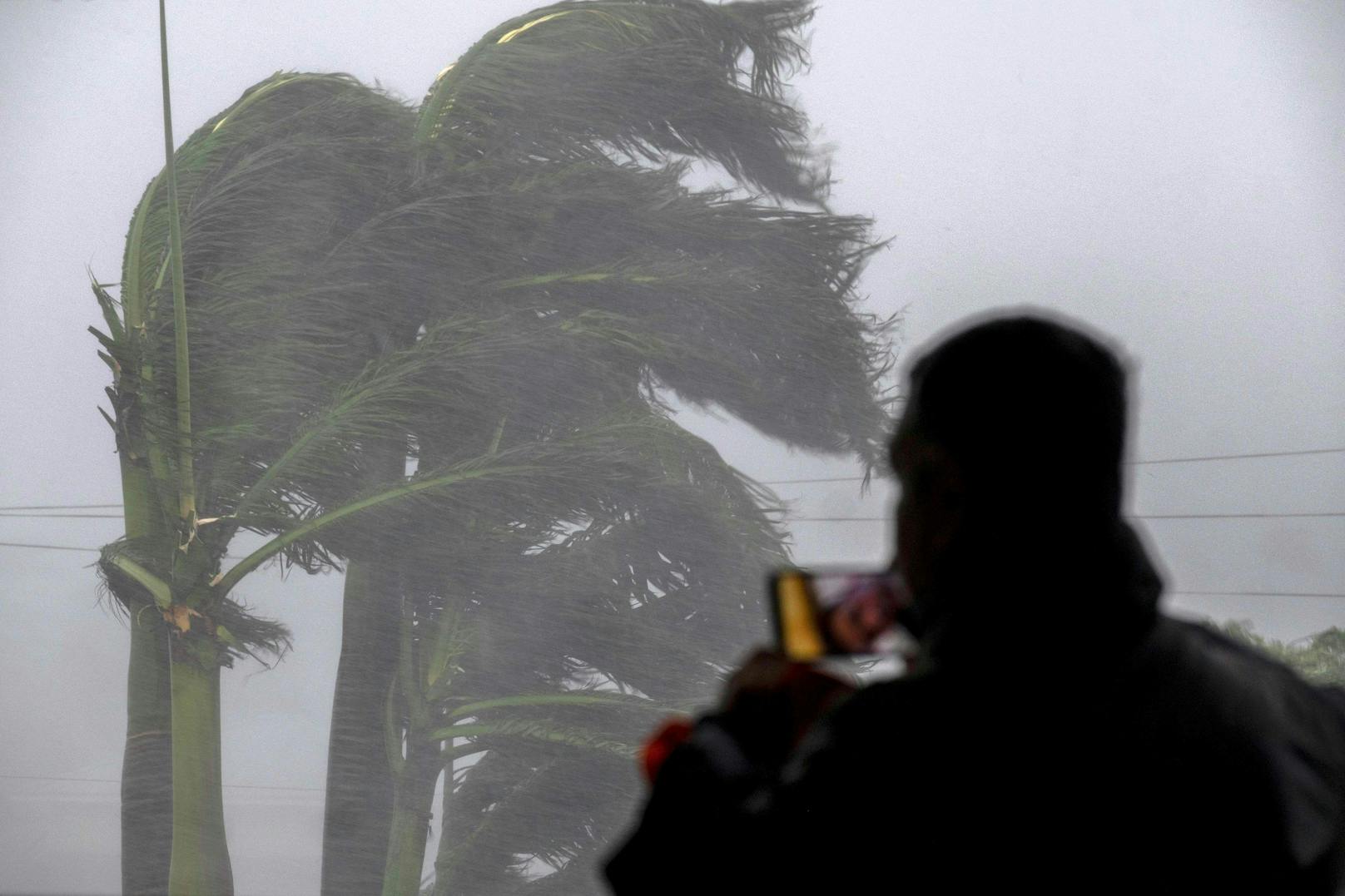 Ein Mann streamt den Hurrikan sogar, um anderen Menschen die Katastrophe zu zeigen.