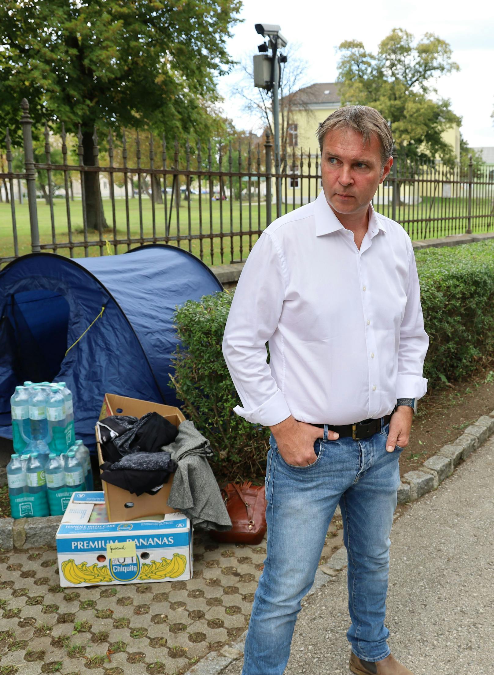 Bürgermeister Andreas Babler (SP) sagt: "Ich würde das Problem binnen fünf Tagen lösen. Das Massenlager ist eine Schande."