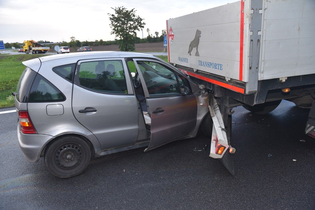 Mit voller Wucht prallte der Pkw-Lenker in den Anhänger.