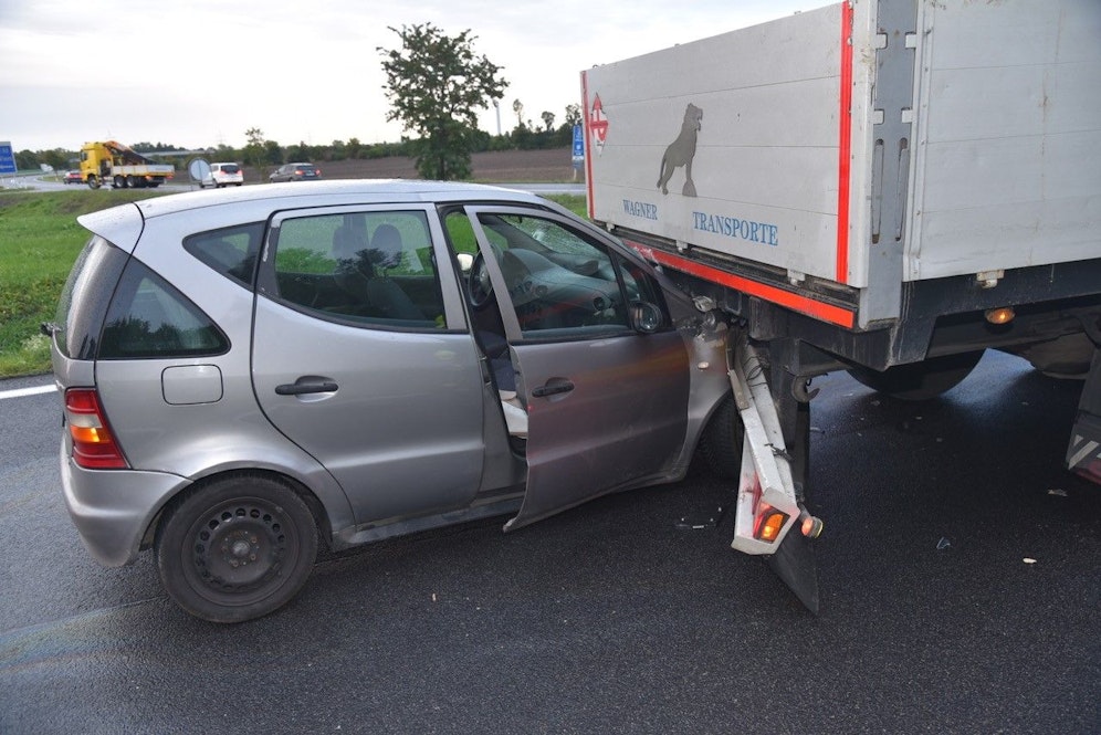 Mit voller Wucht prallte der Pkw-Lenker in den Anhänger.