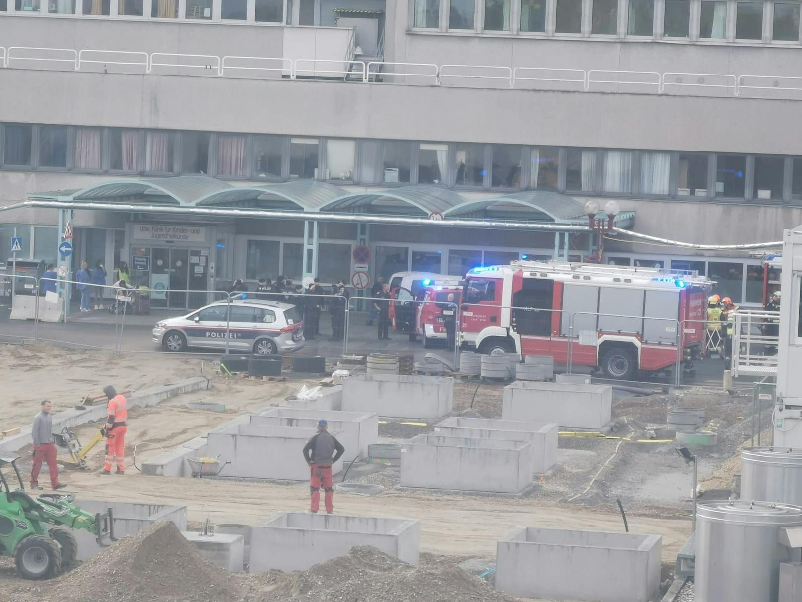 Vor der Kinderklinik des allgemeinen Krankenhauses Wien steht ein Großaufbot an Feuerwehr.