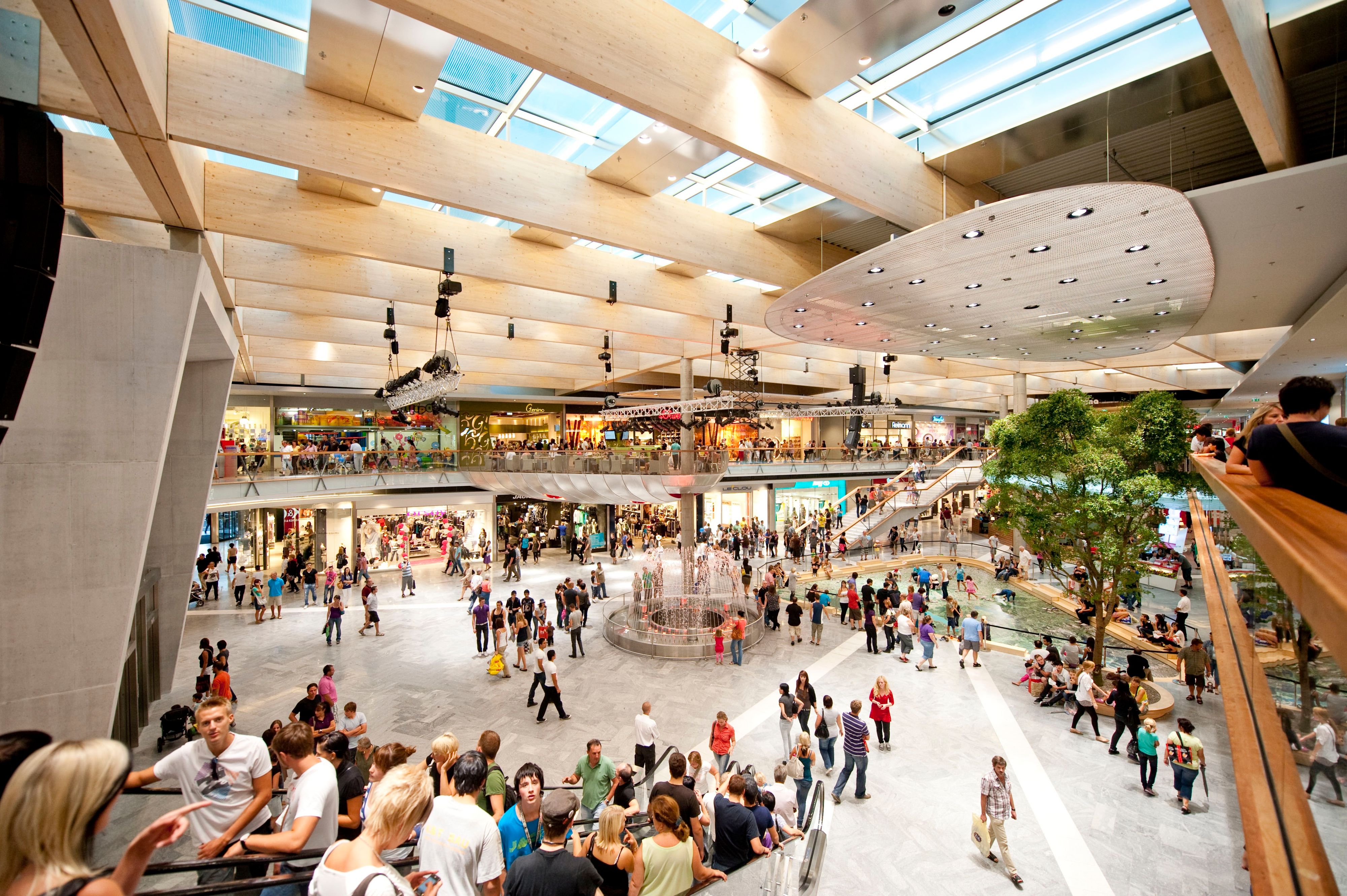 Einkaufszentren wie die Vöcklabrucker VARENA setzen bereits Schritte zum Energiesparen.