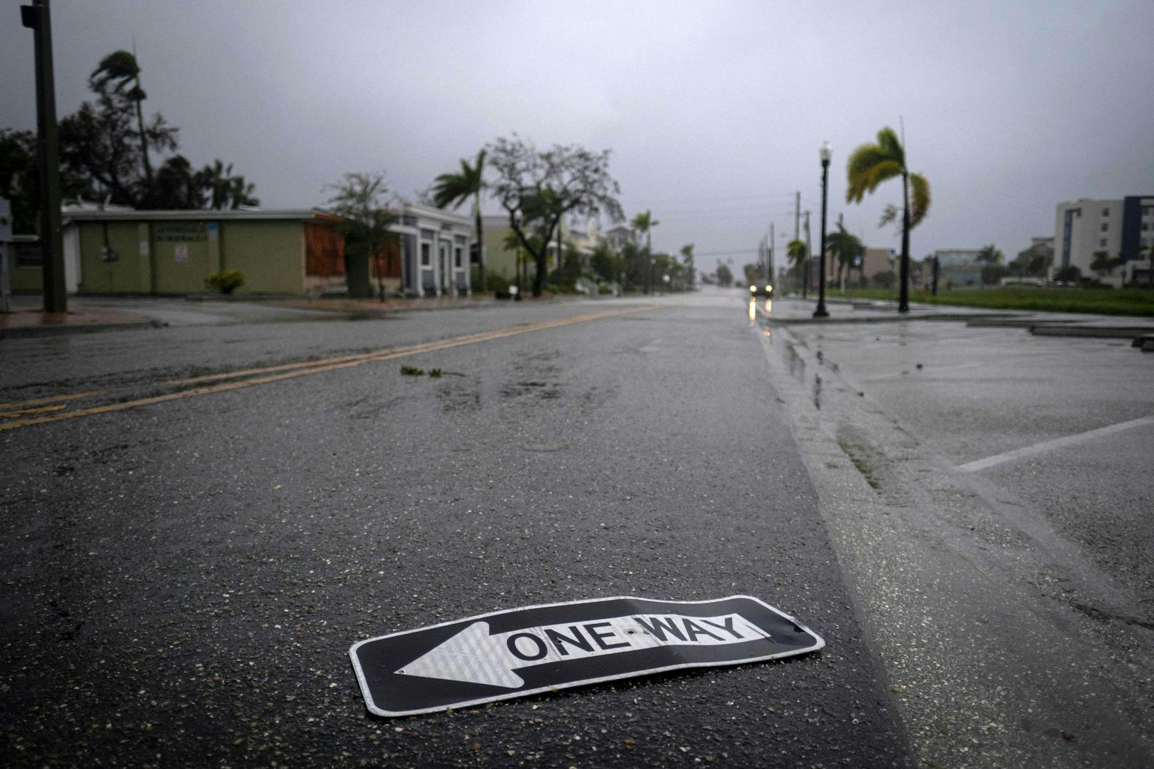 Ein umgewehtes Straßenschild ist zu sehen, als das Auge des Hurrikans Ian in Punta Gorda, Florida, vorbeizieht.