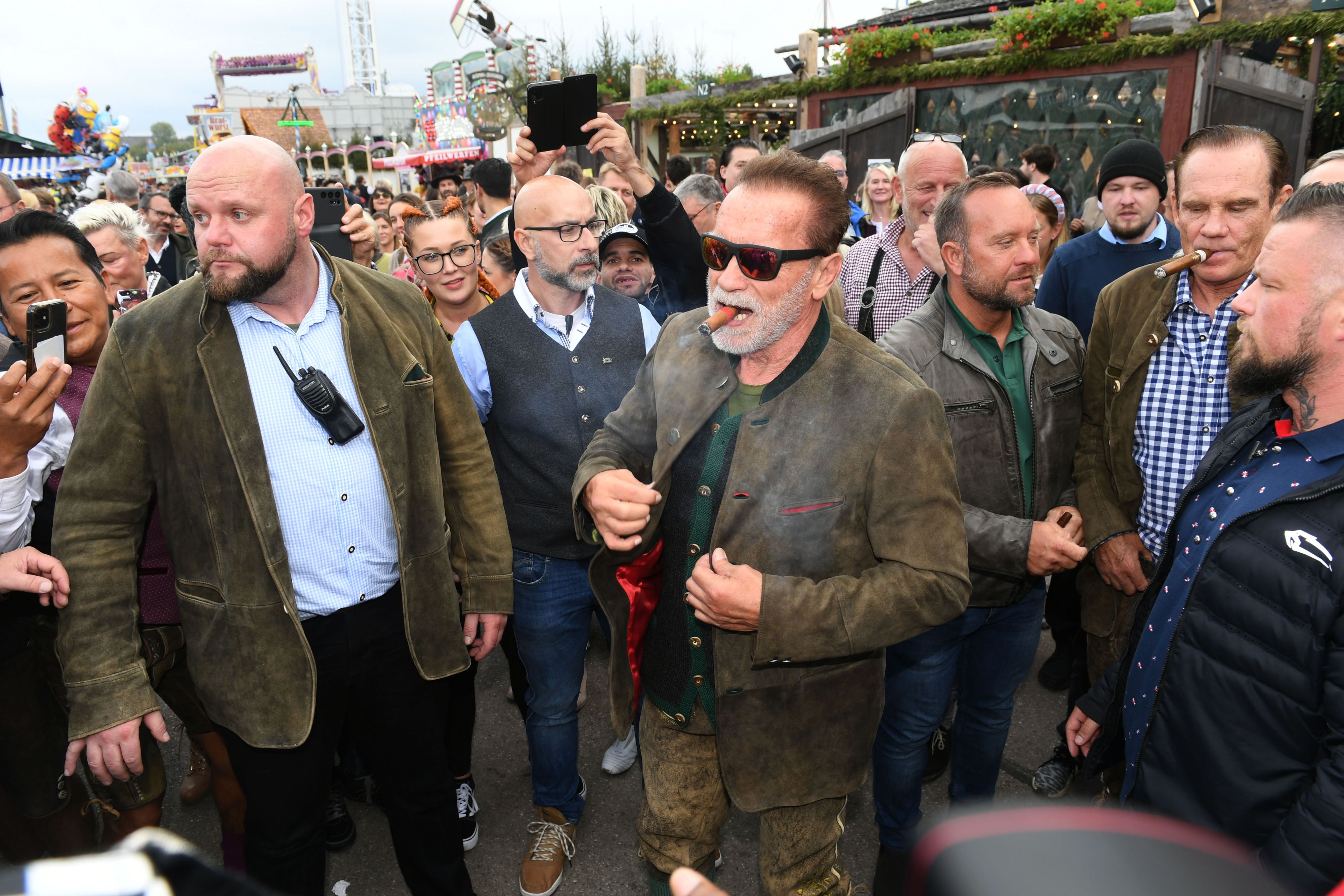 Download von www.picturedesk.com am 29.09.2022 (08:26).  25 September 2022, Bavaria, Munich: Actor Arnold Schwarzenegger (m) walks across the Theresienwiese after a visit to the Käfer Festzelt at the Munich Oktoberfest. The Wiesn takes place from September 17 to October 3, 2022. Photo: Felix Hörhager/dpa - 20220925_PD5318 - Rechteinfo: Rights Managed (RM)