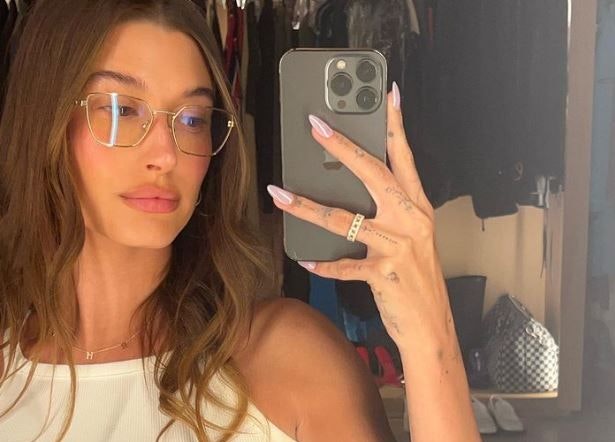 Ganz TikTok ist von Hailey Biebers leckeren Nägeln besessen. Lass auch du dich vom schokoladenbraunen Nail-Design inspirieren.