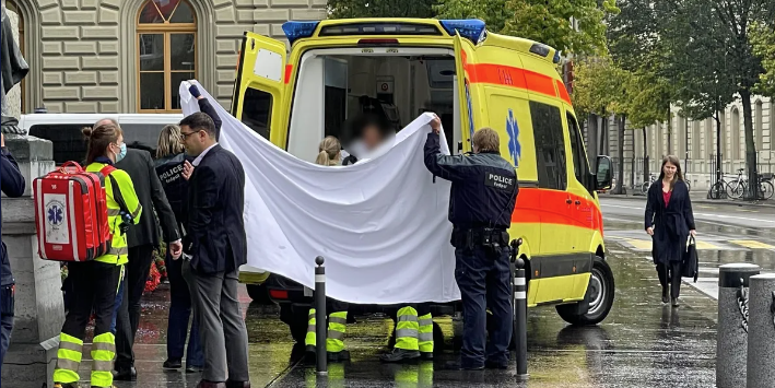 SVP-Nationalrat Lukas Reimann bracht im Nationalratssaal zusammen.