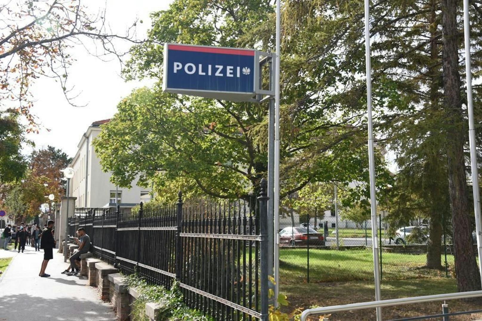 Polizeistation in Lagernähe.