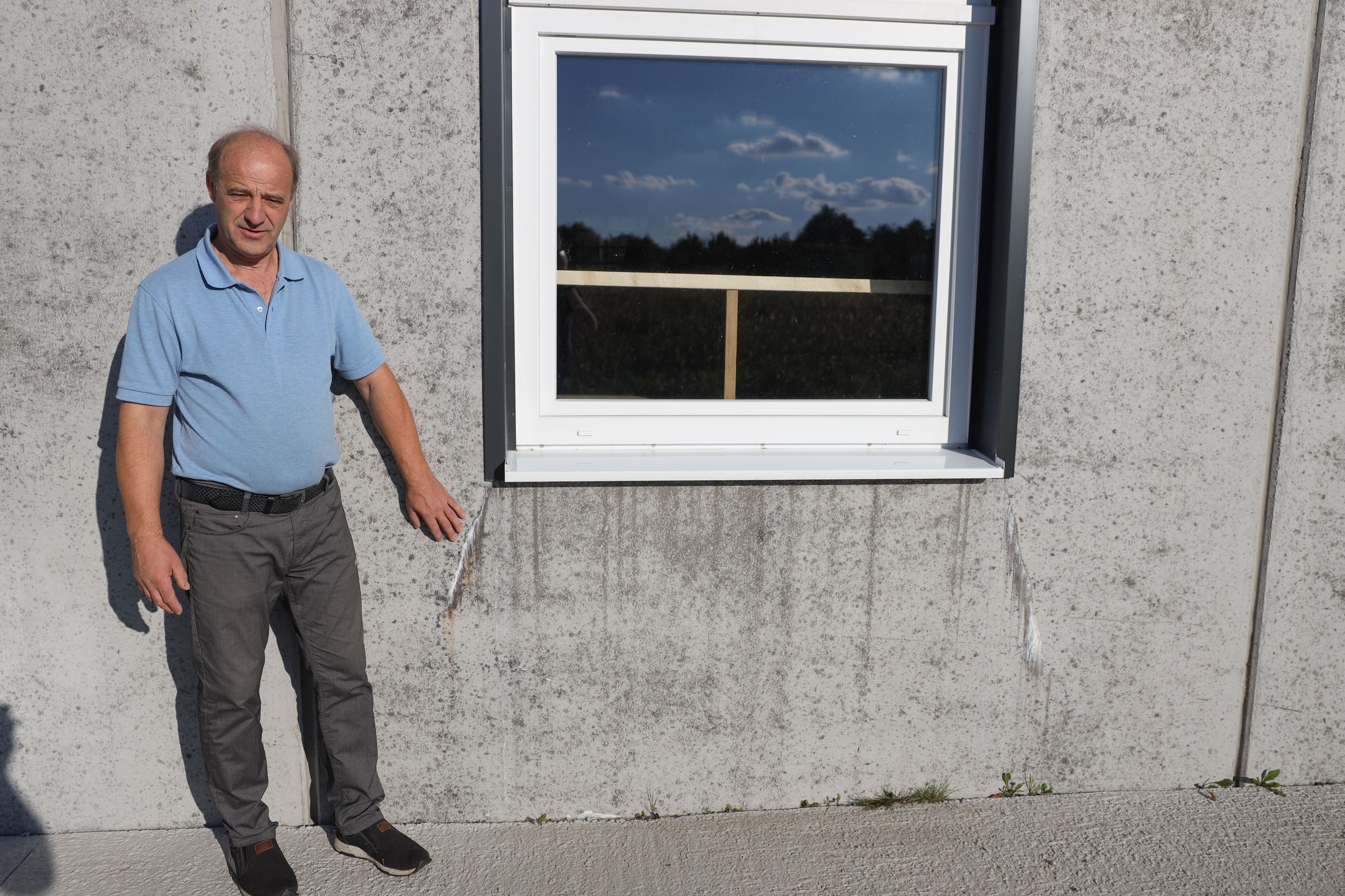Risse in der Nähe des Fensters: Kurt Hochhuber vor seiner neuen Lagerhalle.