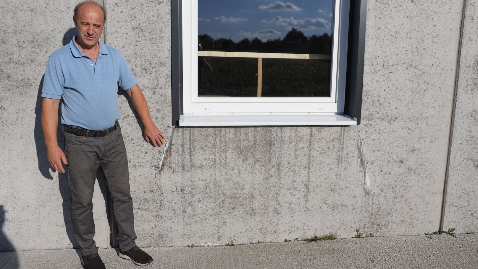 Risse in der Nähe des Fensters: Kurt Hochhuber vor seiner neuen Lagerhalle.