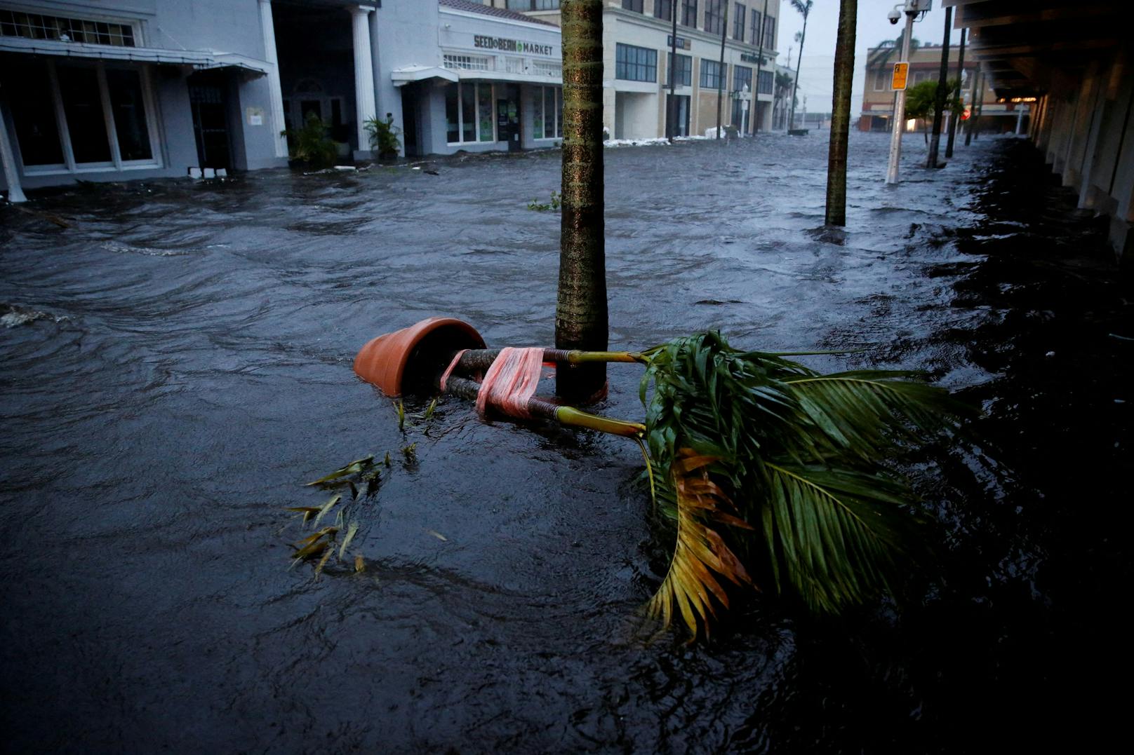 Eine überflutete Straße ist in der Innenstadt zu sehen, als Hurrikan Ian am 28. September 2022 im Südwesten Floridas ankommt.