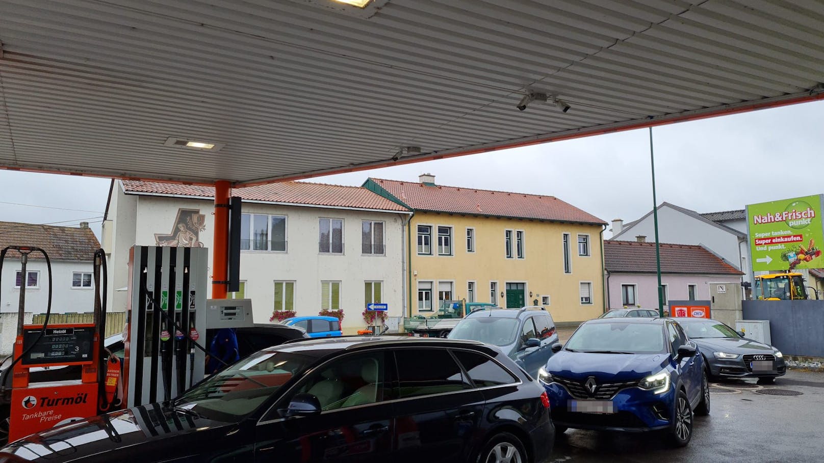 Lange Blechschlangen vor der Tankstelle in Tulln.