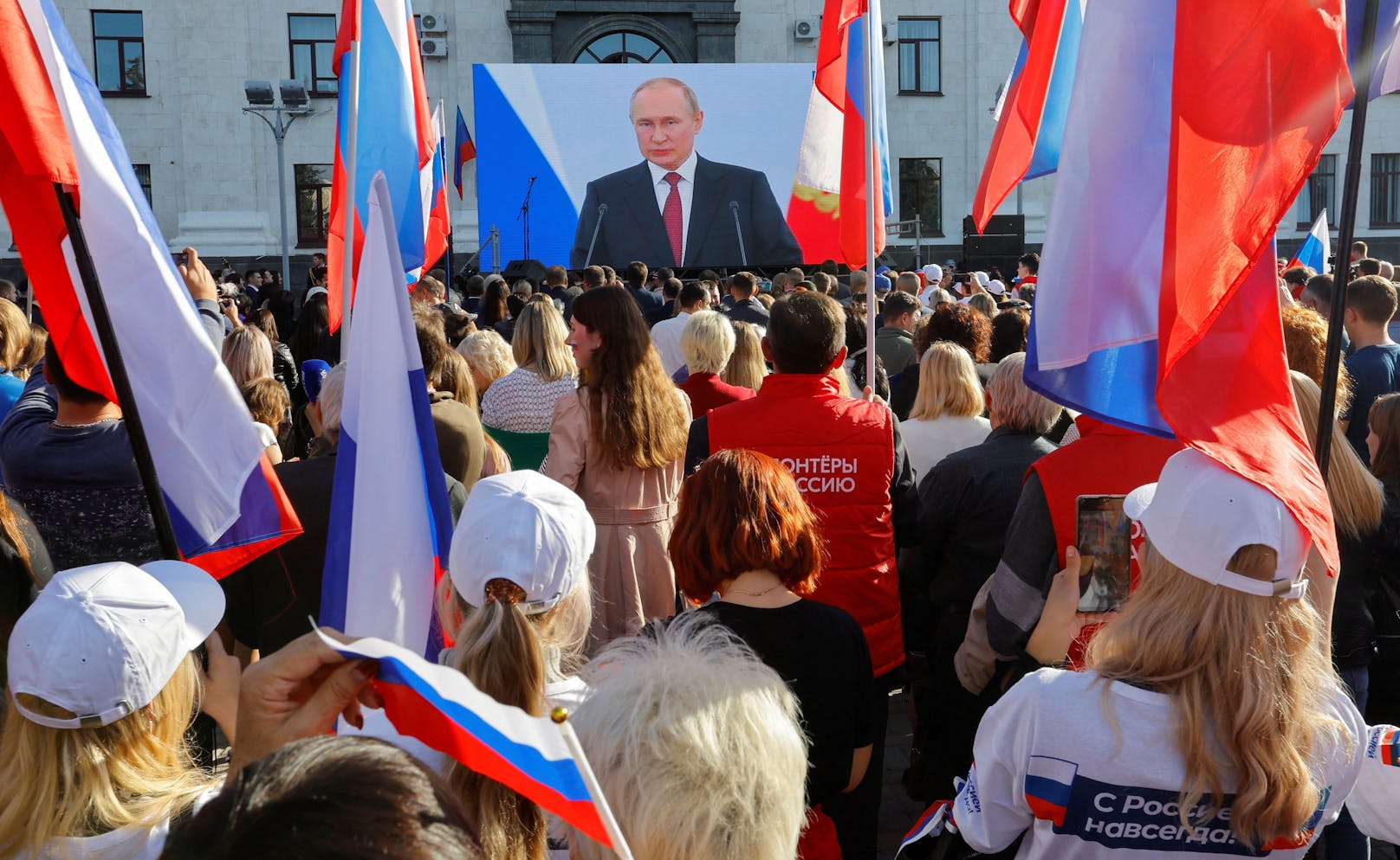 Am Roten Platz treffen Befürworter Putins ein.