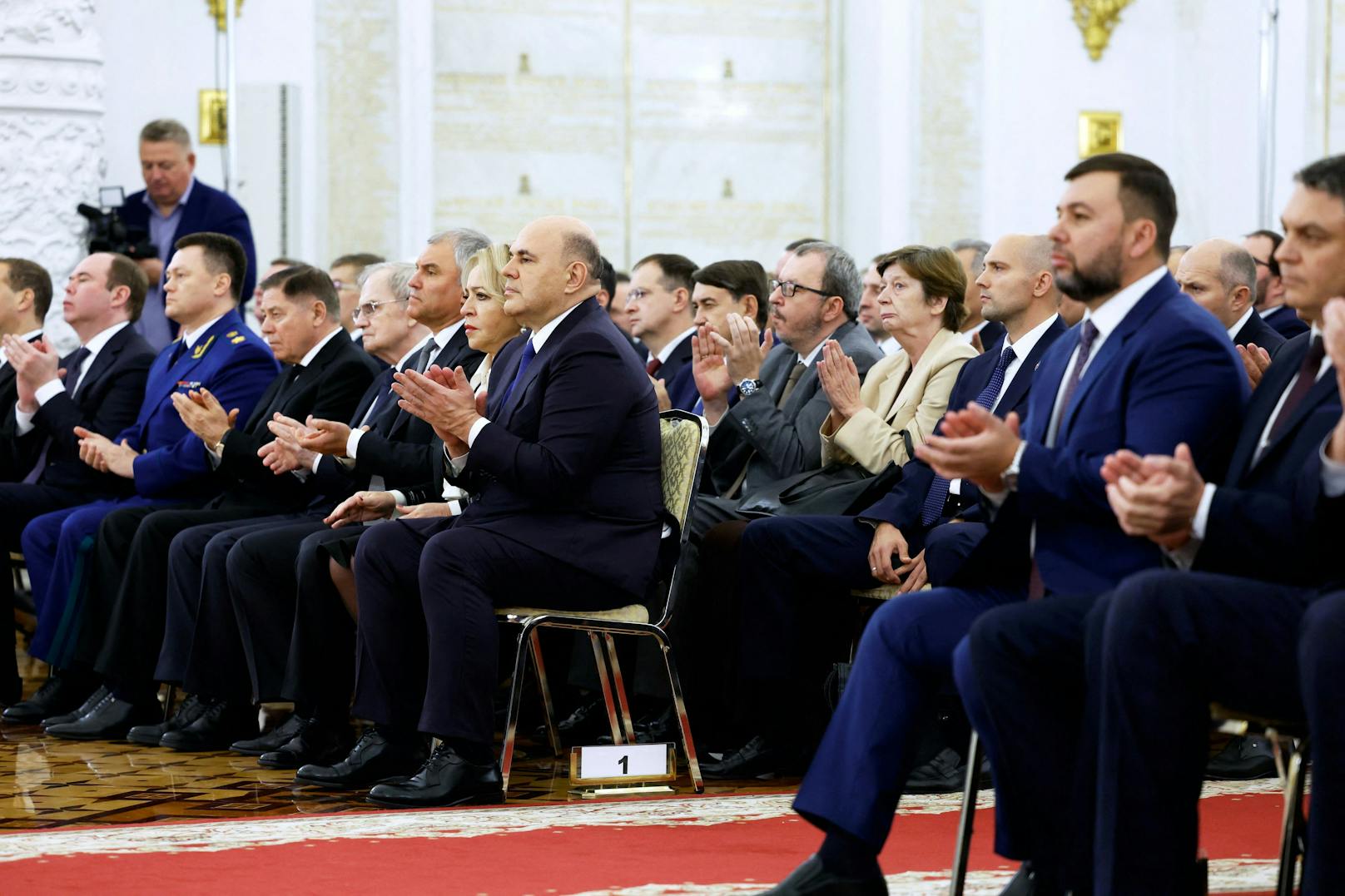 Der russische Ministerpräsident Michail Mischustin und andere Teilnehmer nehmen an einer Zeremonie teil.