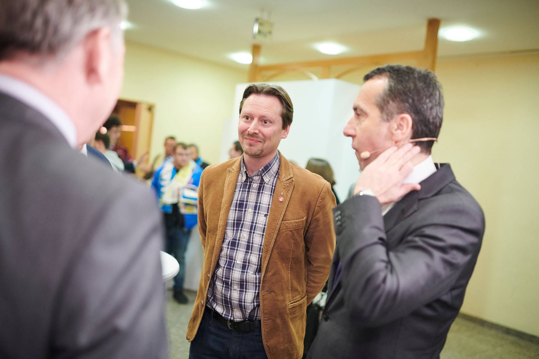 SPÖ-Bürgermeister von Ober-Grafendorf, Rainer Handlfinger (Mi.), hier mit Ex-Bundeskanzler Christian Kern im Jahr 2018, Archivbild.
