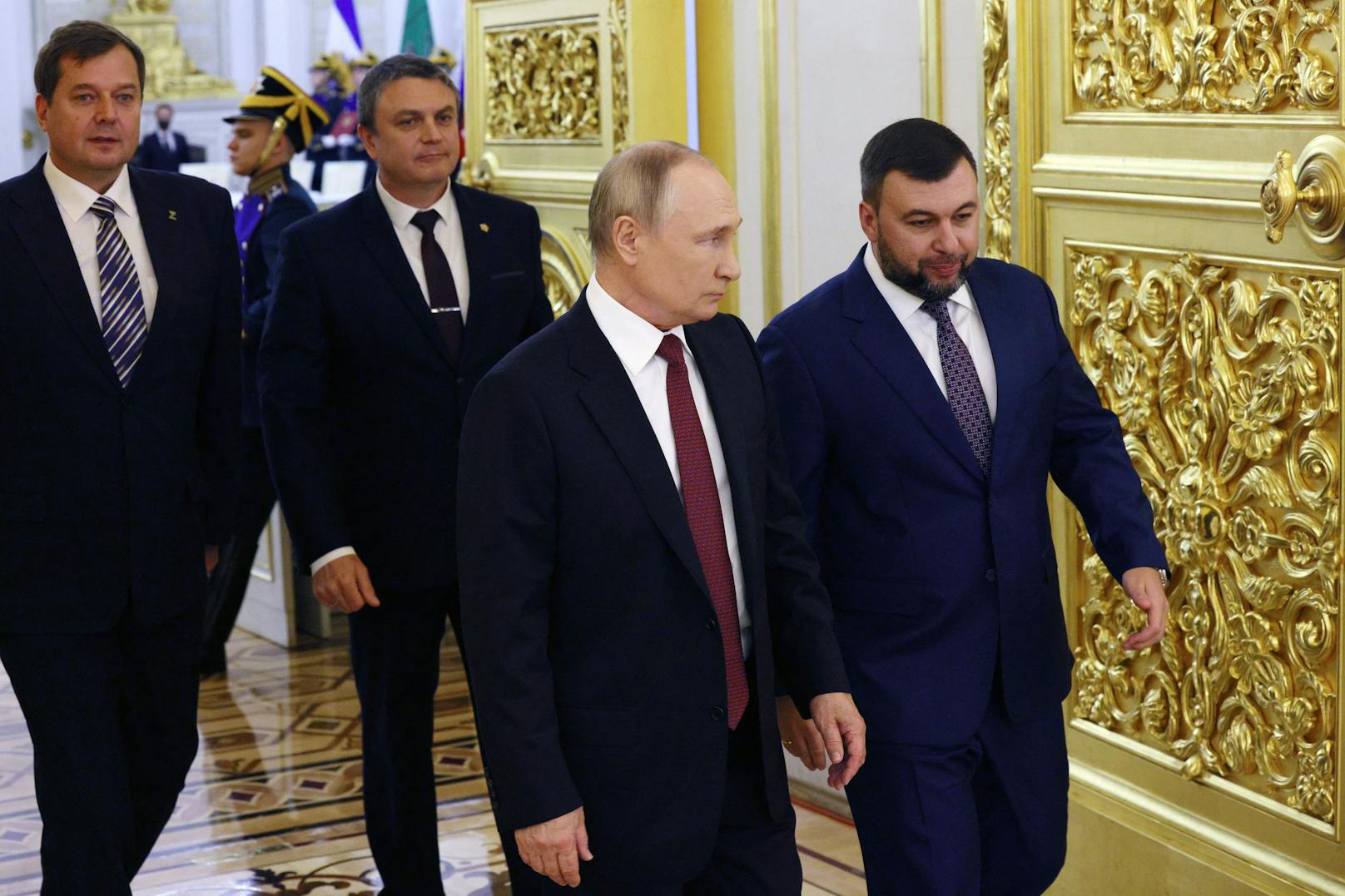 Der russische Präsident Wladimir Putin und die von Russland in den ukrainischen Regionen Donezk, Luhansk und Saporischschja eingesetzten Regierungschefs Denis Puschilin, Leonid Pasechnik und Jewgeni Balizkij verlassen den Kreml-Palast.