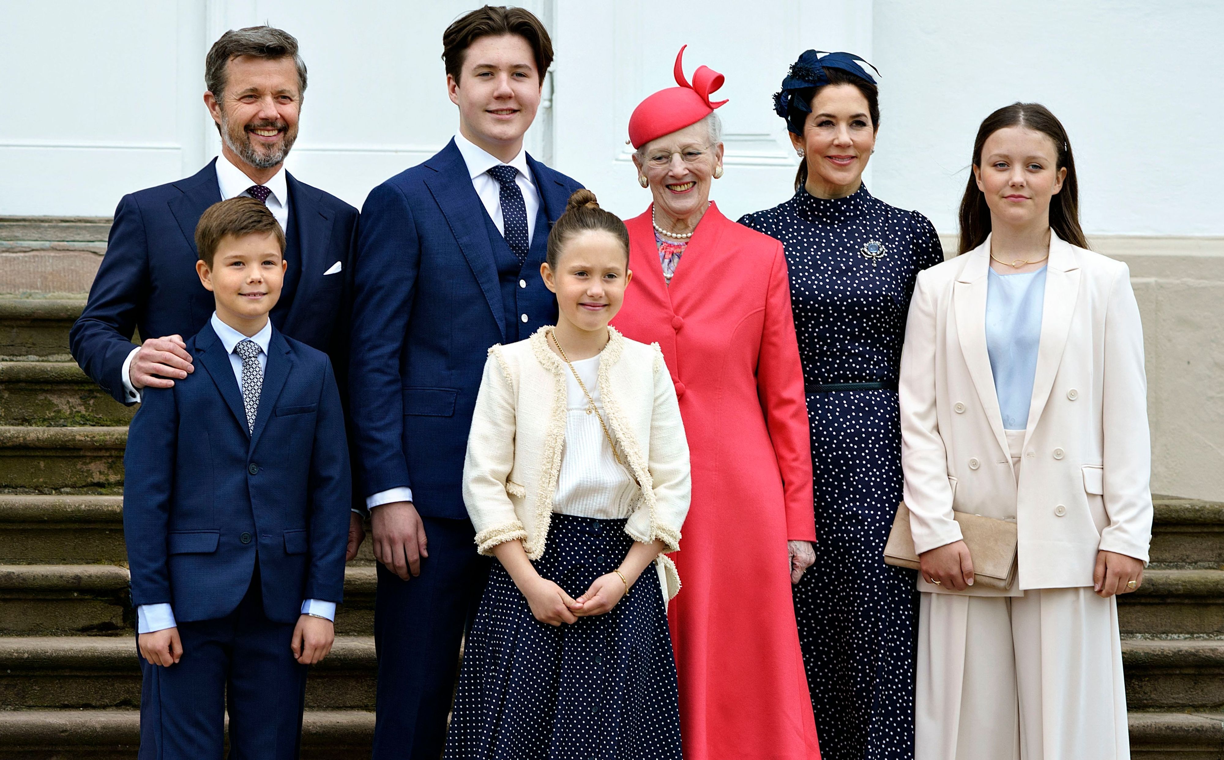 Download von www.picturedesk.com am 30.09.2022 (11:20).  Crown Prince Frederik, Prince Christian, Queen Margrethe, Princess Isabella, Prince Vincent, Crown Princess Mary and Princess Josephine pose for a picture after Prince Christian's private confirmation ceremony at Fredensborg Castle Church on May 15, 2021. (Photo by keld Navntoft / Ritzau Scanpix / AFP) / Denmark OUT - 20210515_PD2236 - Rechteinfo: Rights Managed (RM) Nur für redaktionelle Nutzung! Werbliche Nutzung erfordert Freigabe: bitte schicken Sie uns eine Anfrage.