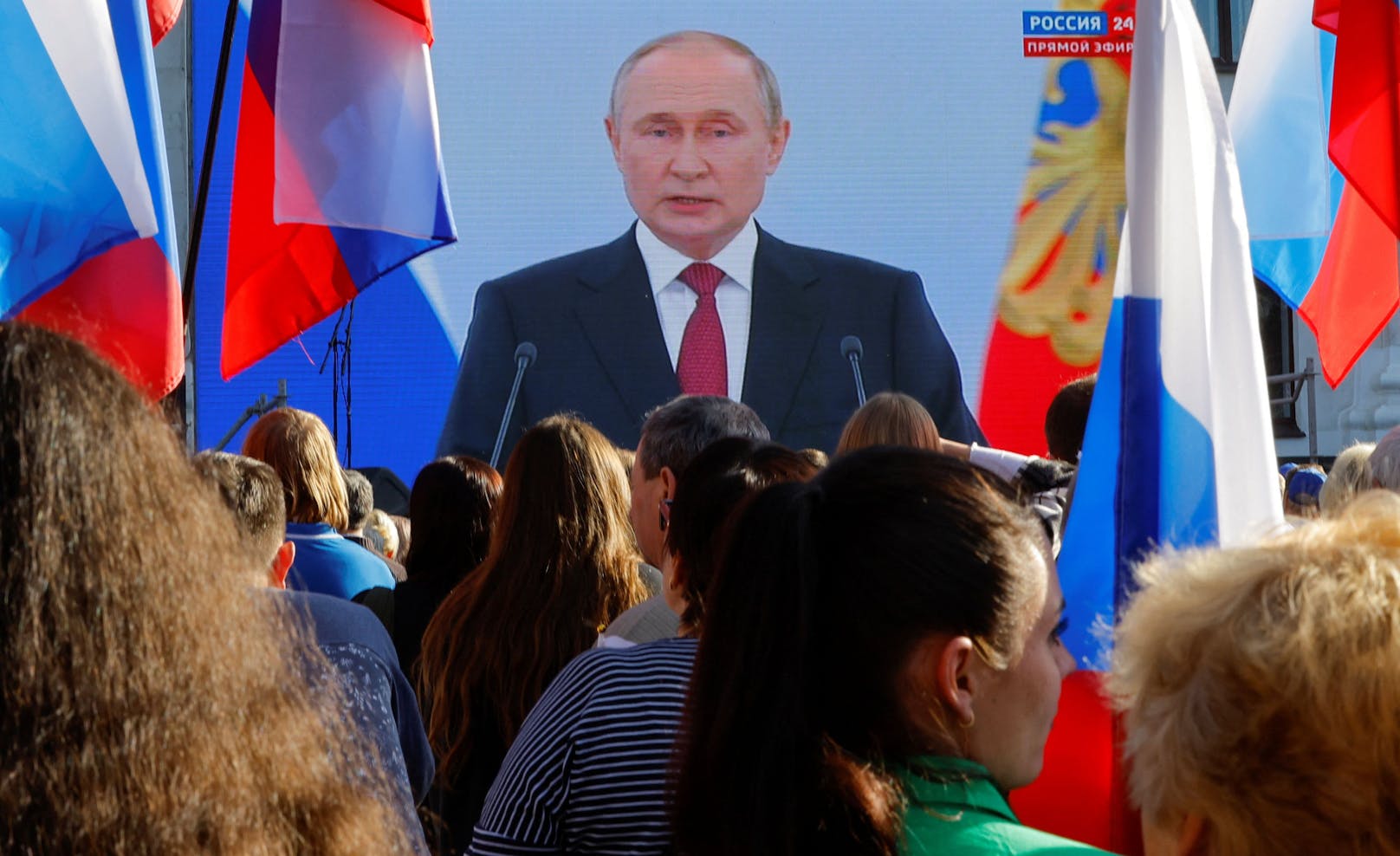 Auf einem riesigen Bildschirm am Roten Platz wurde die rede von Wladimir Putin übertragen.