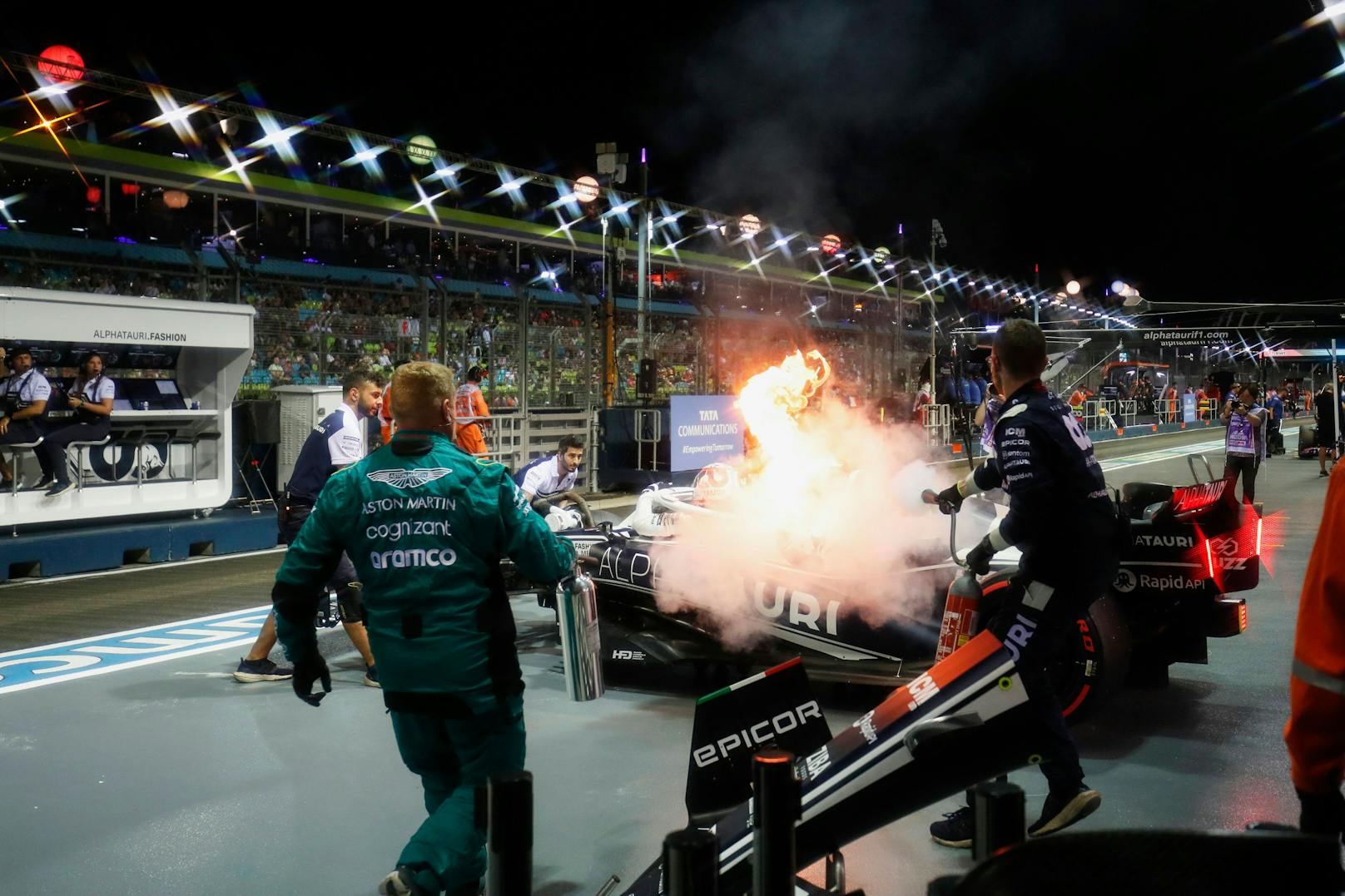 Aus dem Boliden von Pierre Gasly schlugen plötzlich Flammen. 