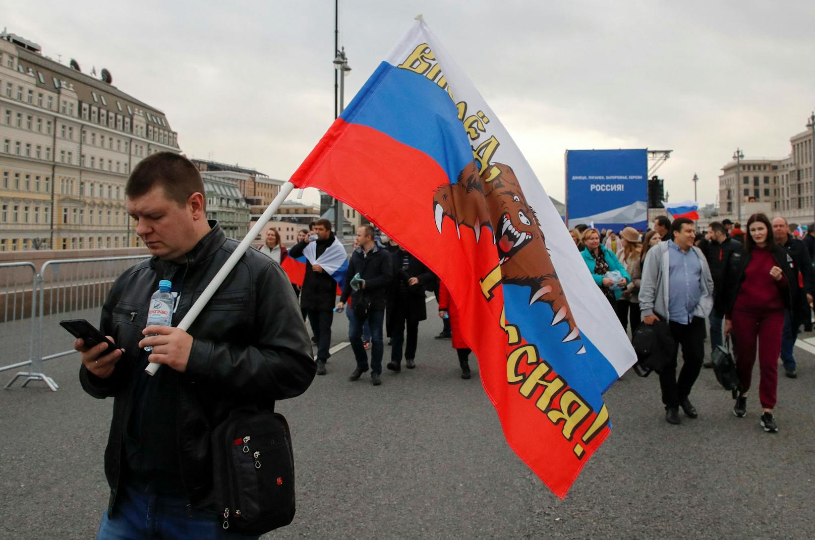 Menschen gehen zum Roten Platz um an der Rede Putins teilzunehmen.