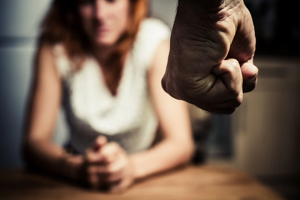 Morddrohungen gegen die Mutter, Prügel für die Freunde – nun sitzt ein 19-Jähriger in Haft.