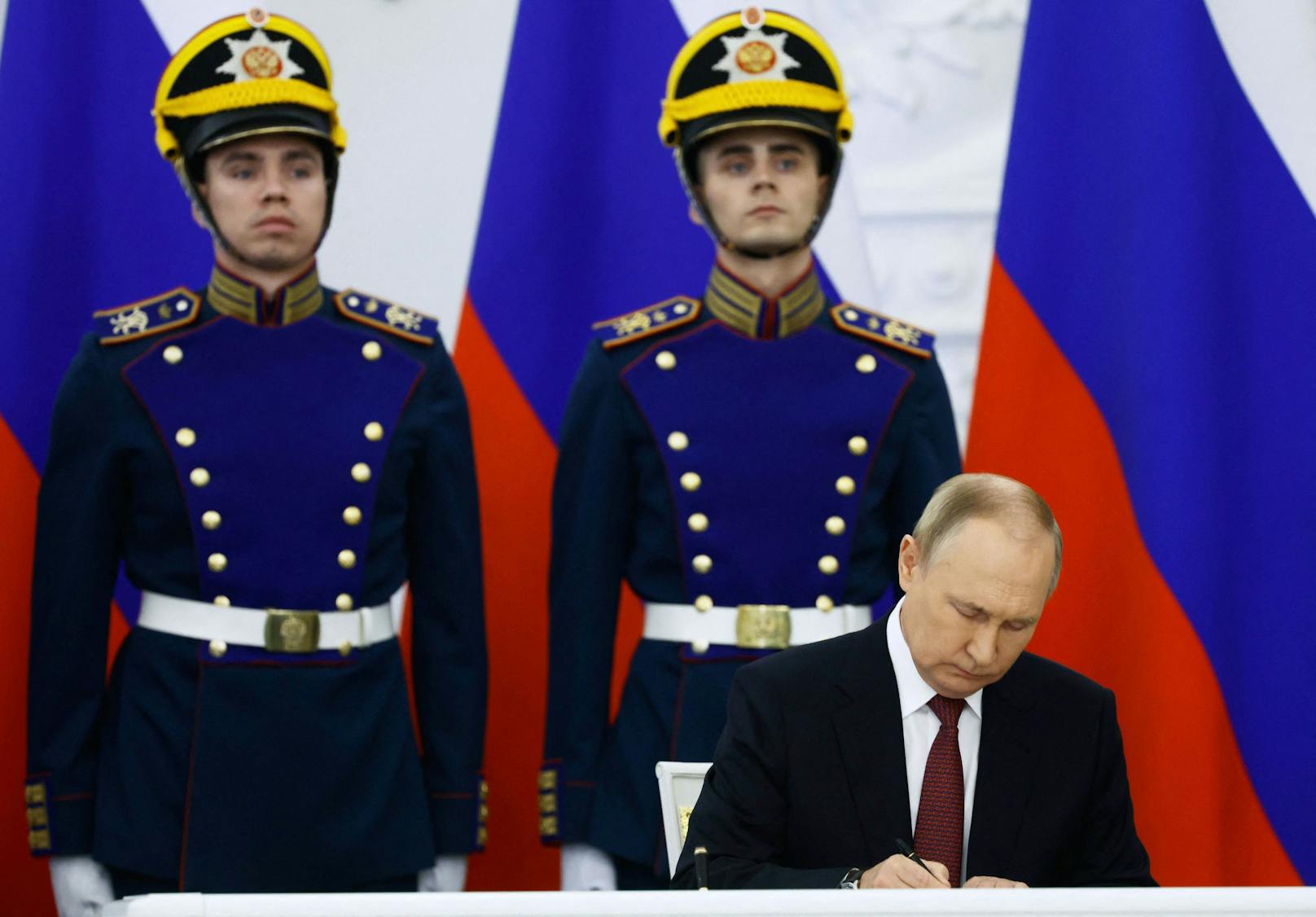 Der russische Präsident Wladimir Putin unterzeichnet am 30. September 2022 im Kreml in Moskau Verträge über die formelle Annexion von vier von russischen Truppen besetzten Regionen der Ukraine - Lugansk, Donezk, Cherson und Saporischschja.