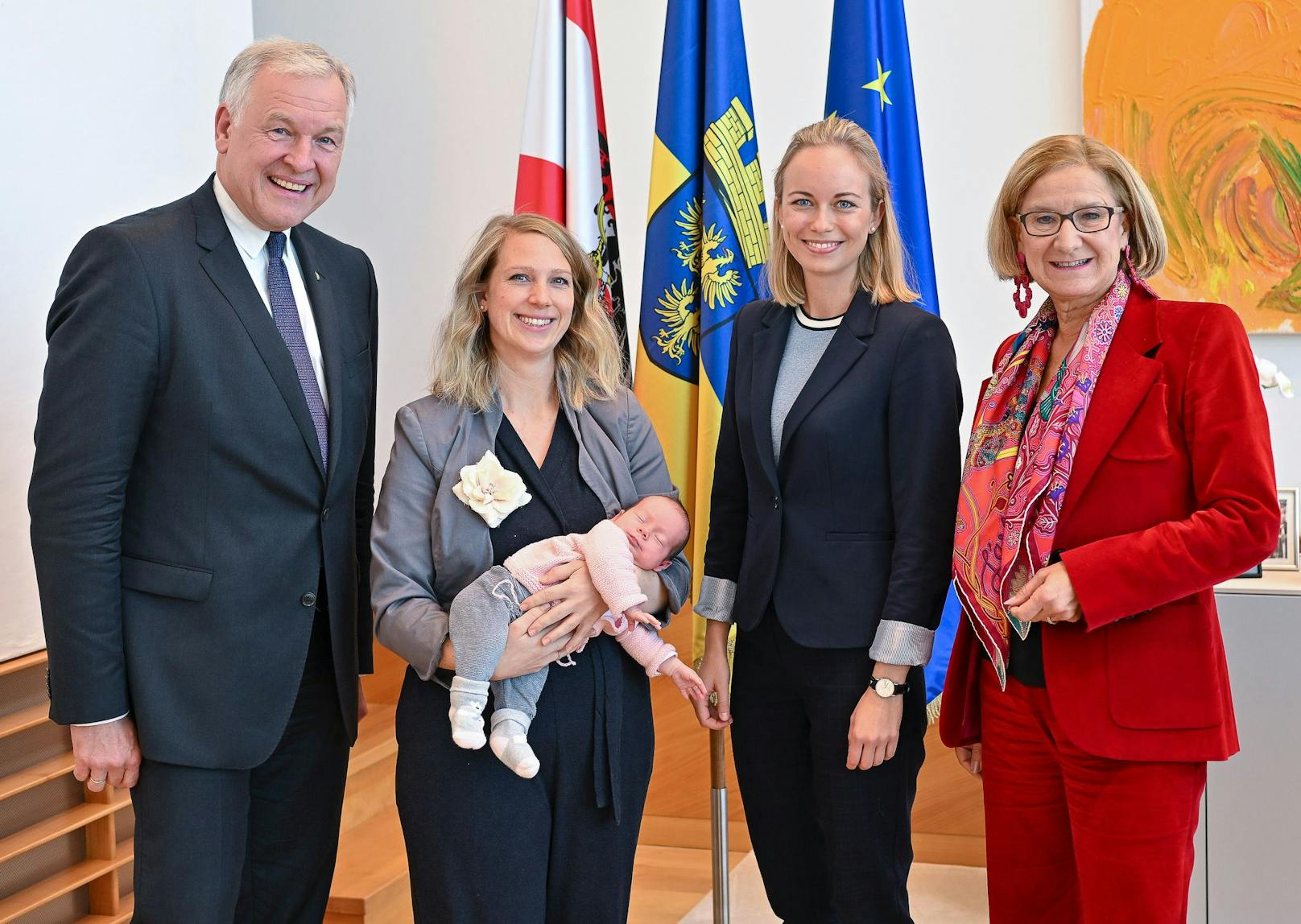 Landesrat Martin Eichtinger und Landeshauptfrau Johanna Mikl-Leitner mit den Stipendiatinnen Julia Franzen (2.v.l.) und Theresa Braunsteiner (2.v.r.)