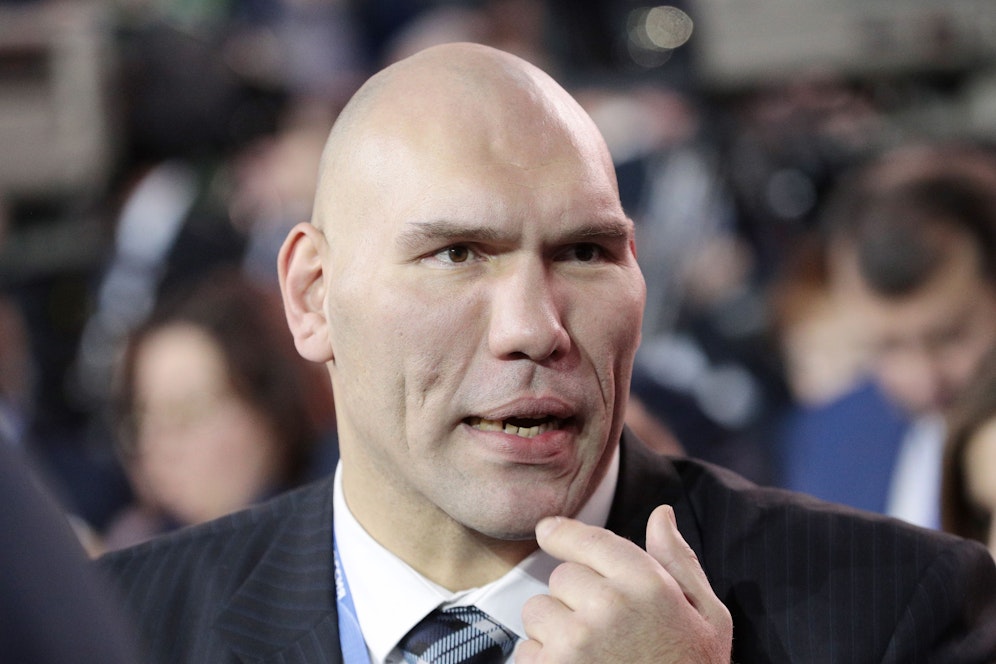 Die 2 Meter große Ex-Box Champion aus Russland kündigt stolz an, in den Krieg zu ziehen.