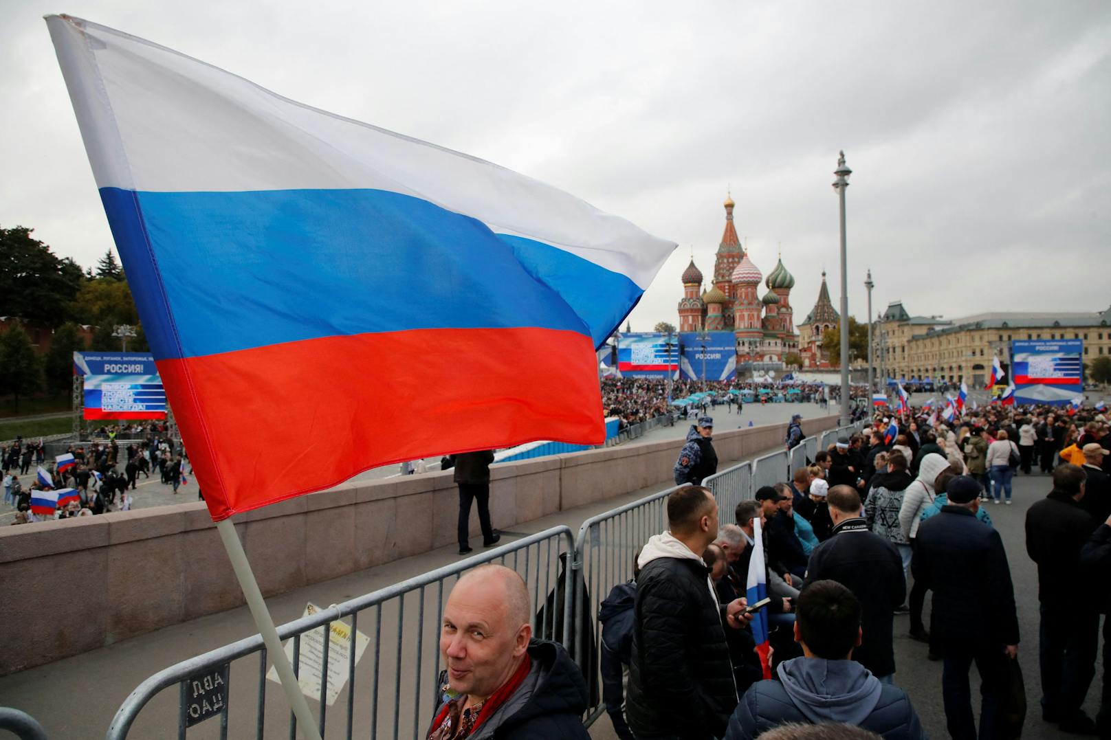 Menschenmassen in Russland, in der Nähe des Kremls nach der Rede Putins.