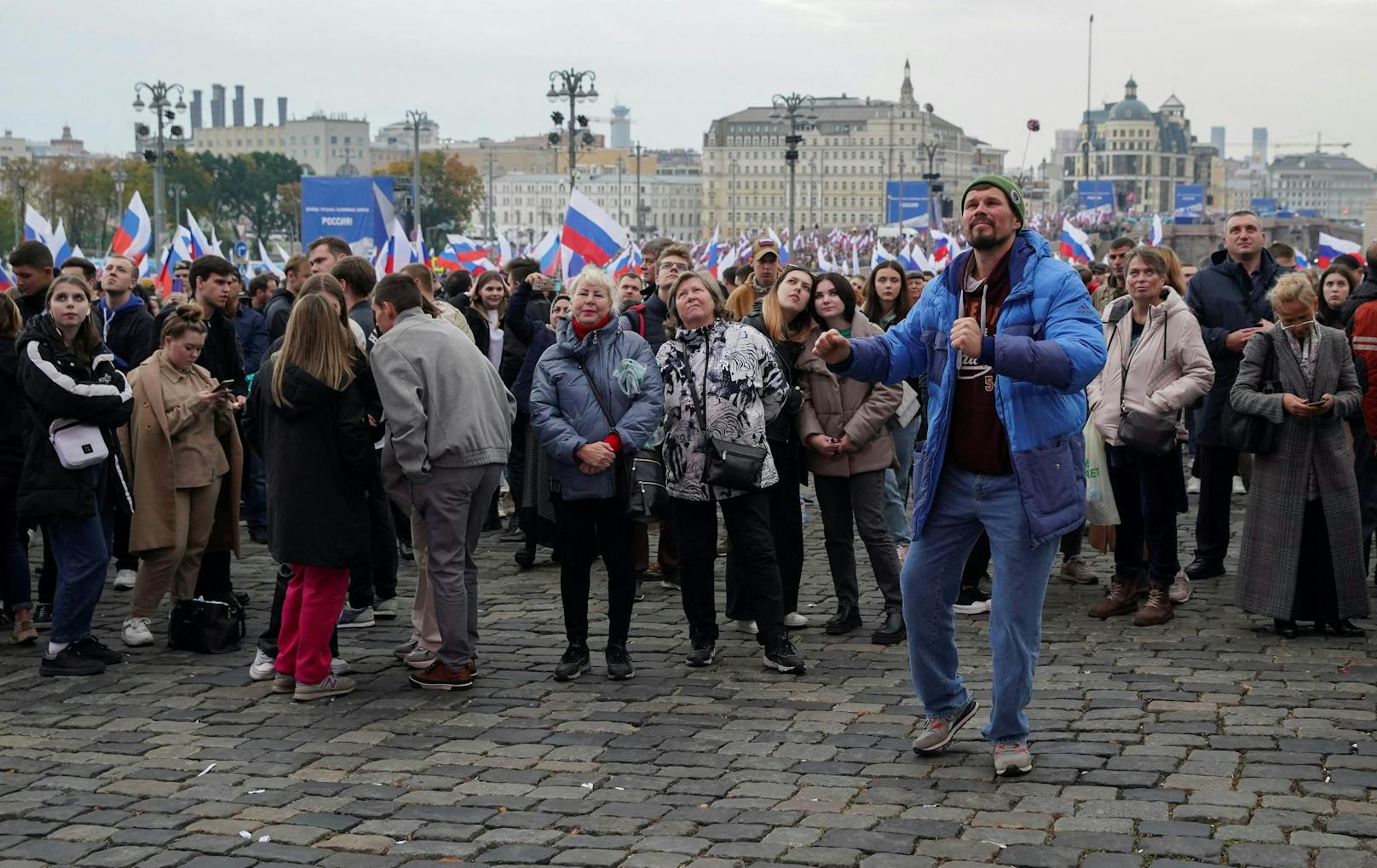 Menschen nehmen an einem Konzert anlässlich der erklärten Annexion der von Russland kontrollierten Gebiete der vier ukrainischen Regionen Donezk, Luhansk, Cherson und Saporischschja teil.