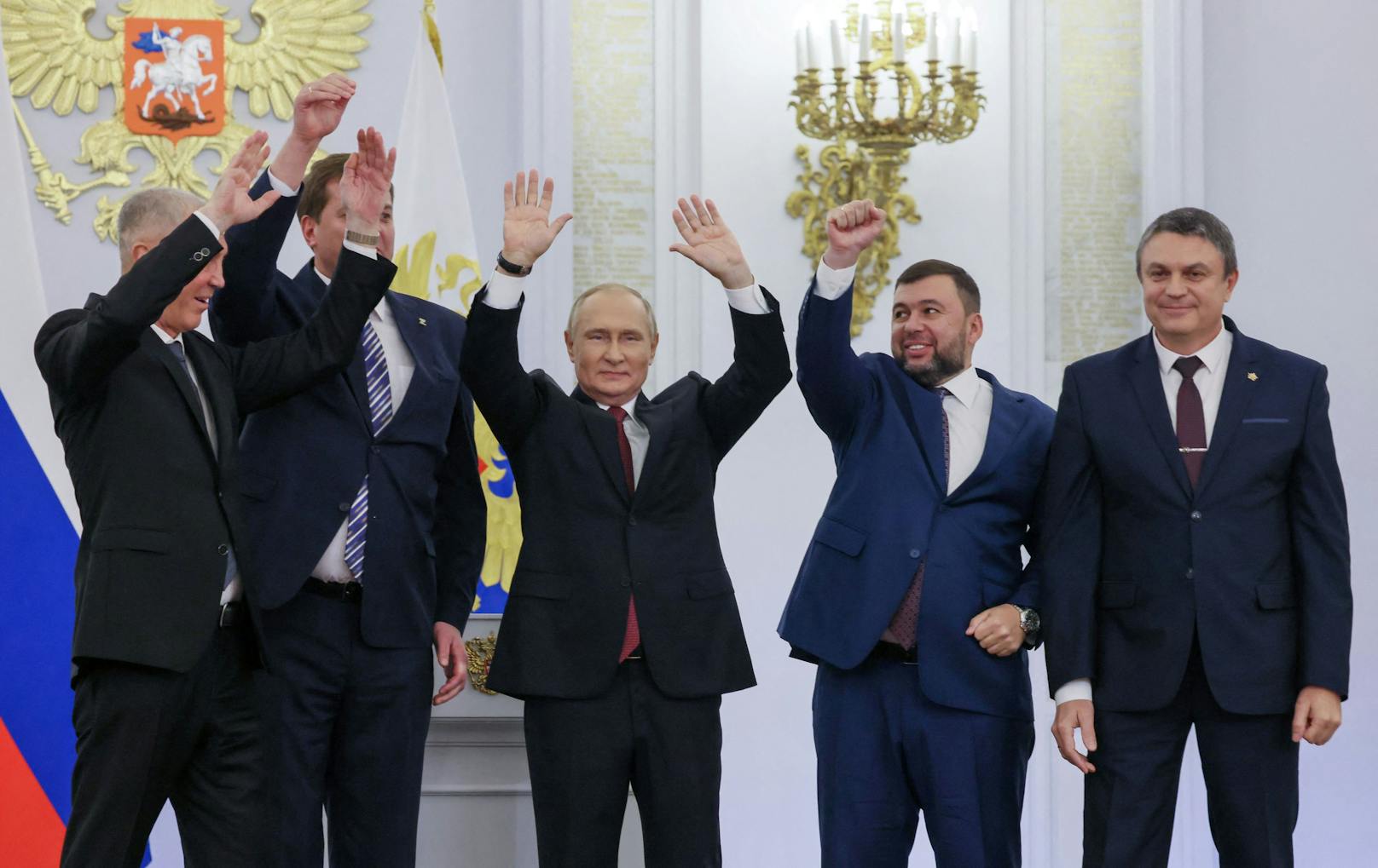 Der russische Präsident Wladimir Putin und die von Russland eingesetzten Führer der ukrainischen Regionen Donezk, Luhansk, Cherson und Saporischschja, Denis Puschilin, Leonid Pasechnik, Wladimir Saldo und Jewgeni Balizki.