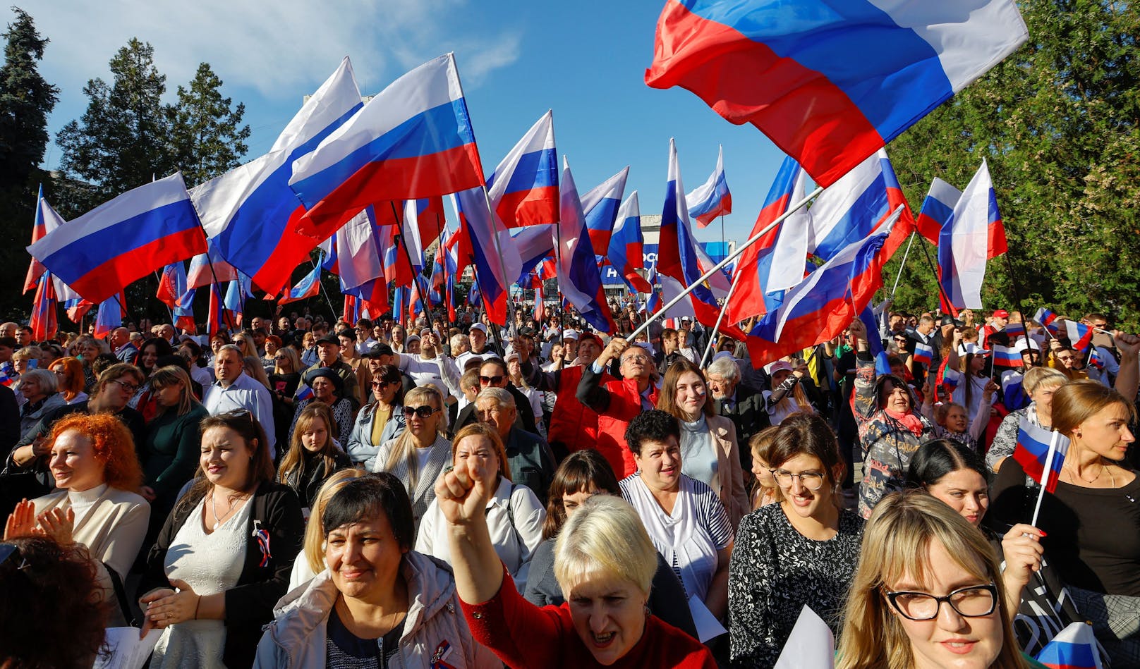 Die Menschen vor Ort feiern, international schockiert das Handeln Putins wiederholt.