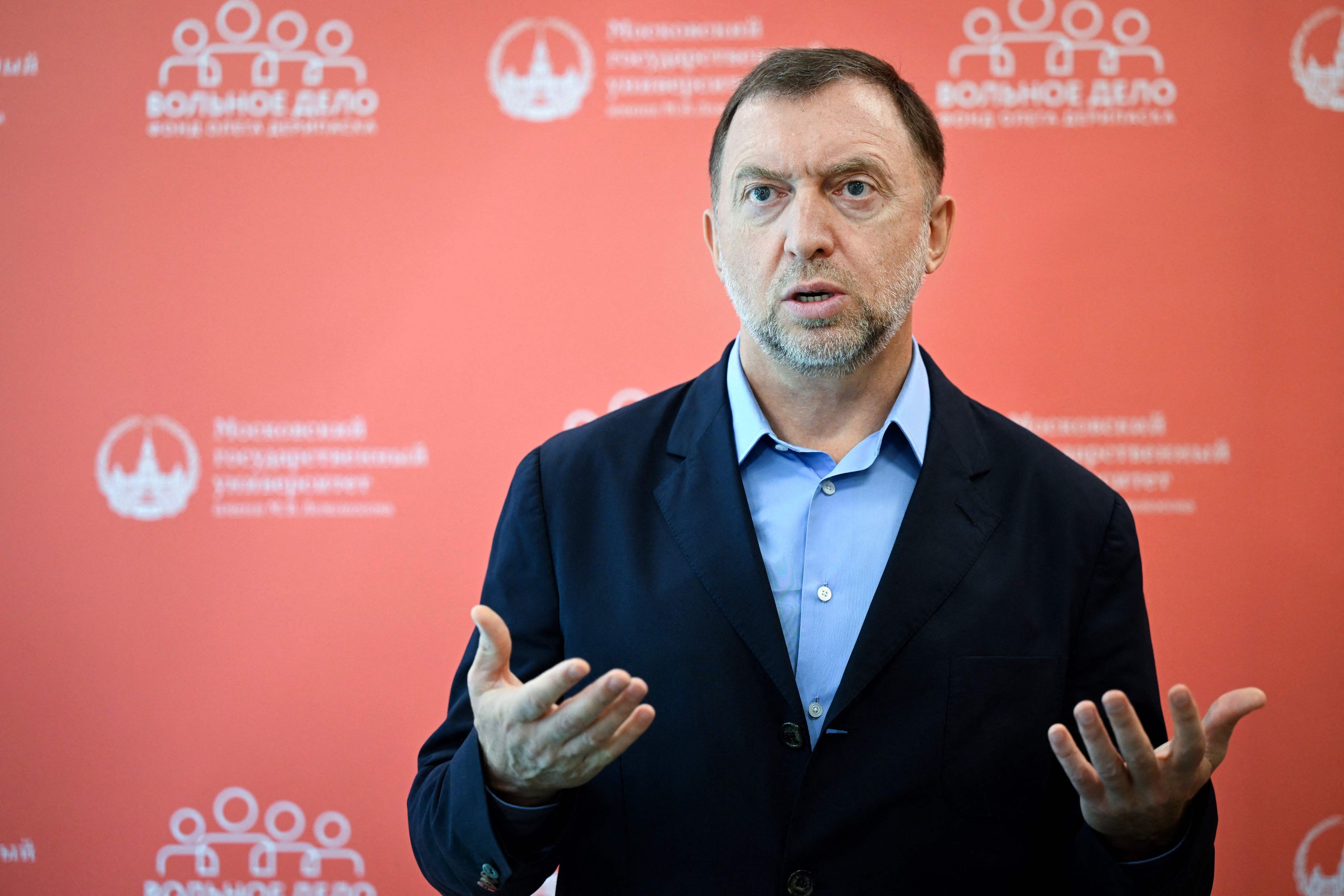 Download von www.picturedesk.com am 30.09.2022 (08:20).  Russian oligarch Oleg Deripaska addresses media representatives during a press conference in Moscow on June 28, 2022. - Russian oligarch Oleg Deripaska said that it was a "colossal mistake" for Russia to destroy Ukraine with its military operation, a rare rebuke from a member of Russia's elite. (Photo by Natalia KOLESNIKOVA / AFP) - 20220628_PD6031 - Rechteinfo: Rights Managed (RM) Nur für redaktionelle Nutzung! Werbliche Nutzung erfordert Freigabe: bitte schicken Sie uns eine Anfrage.