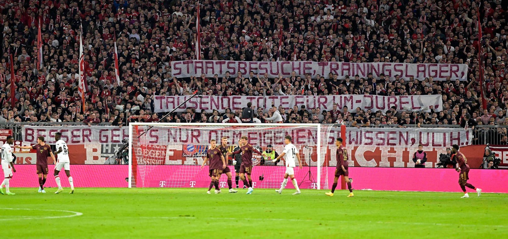 Das Protest-Plakat der Bayern-Fans gegen den Ex-Präsidenten. 