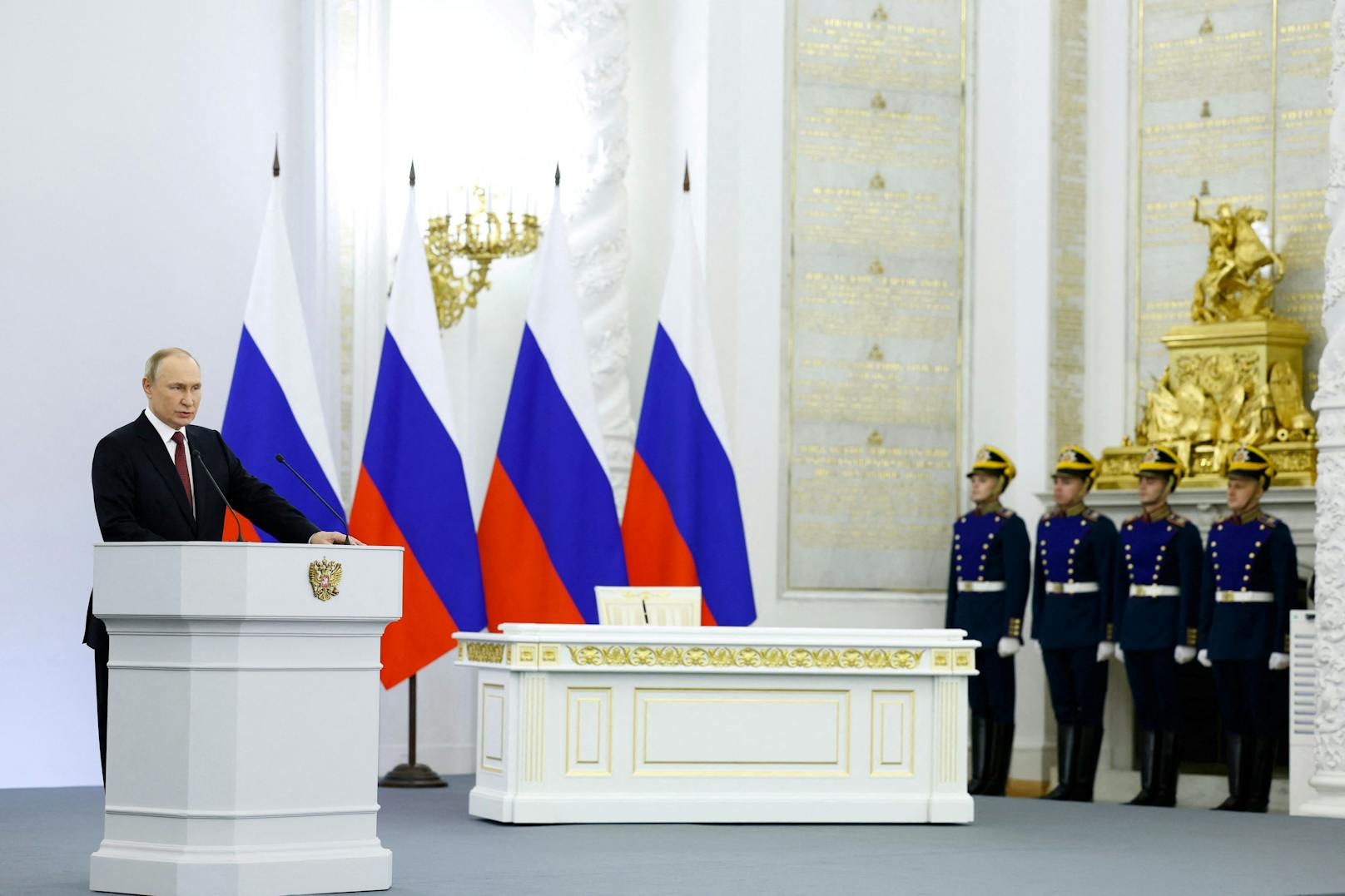 Die Zeremonie wurde live übertragen aus dem Kreml-Palast in Moskau.