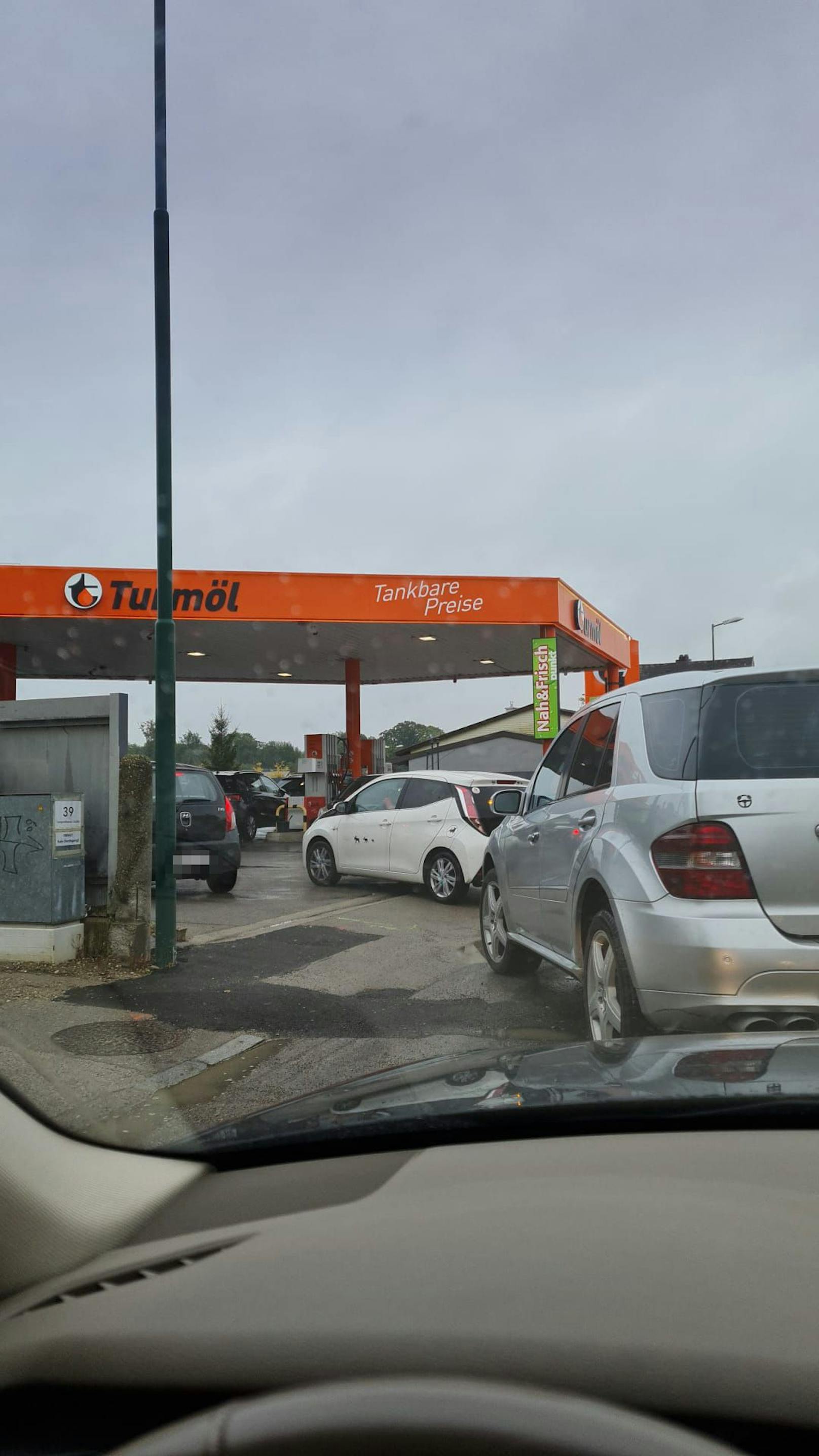 Lange Blechschlangen vor der Tankstelle in Tulln.