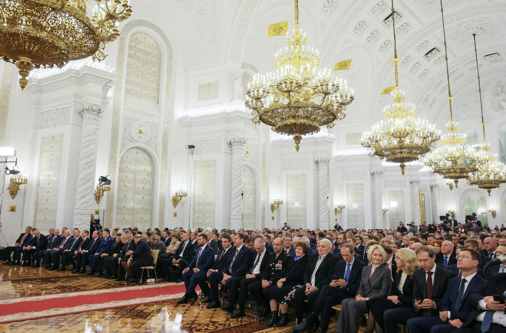 Teilnehmer&nbsp;hören dem russischen Präsidenten Wladimir Putin bei einer Zeremonie zur Erklärung der Annexion der russisch kontrollierten Gebiete.