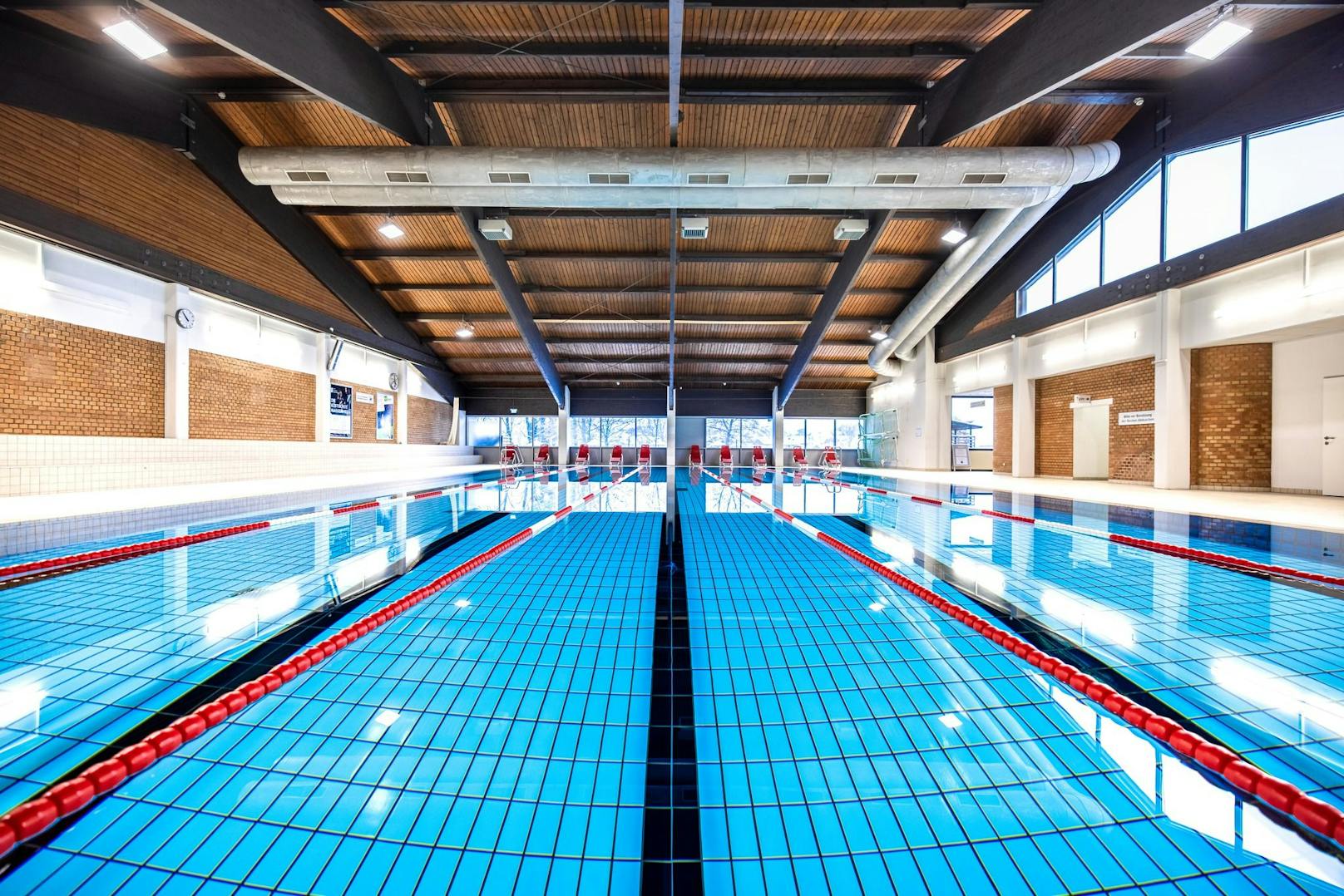 Das Sportbecken im Klosterneuburger Happyland ist täglich ausgelastet: Hier schwimmen Vereine, Hobbysportler und Hunderte Kinder.