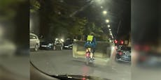 Mann transportiert Sofa mit dem Fahrrad durch Fünfhaus