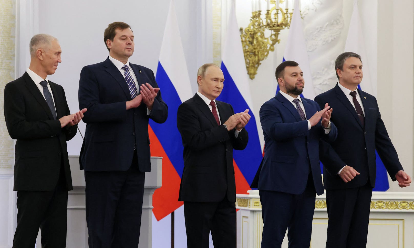 Der russische Präsident Wladimir Putin und die von Russland eingesetzten Führer.