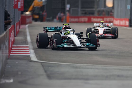 Lewis Hamilton holt sich im ersten Training die Bestzeit.