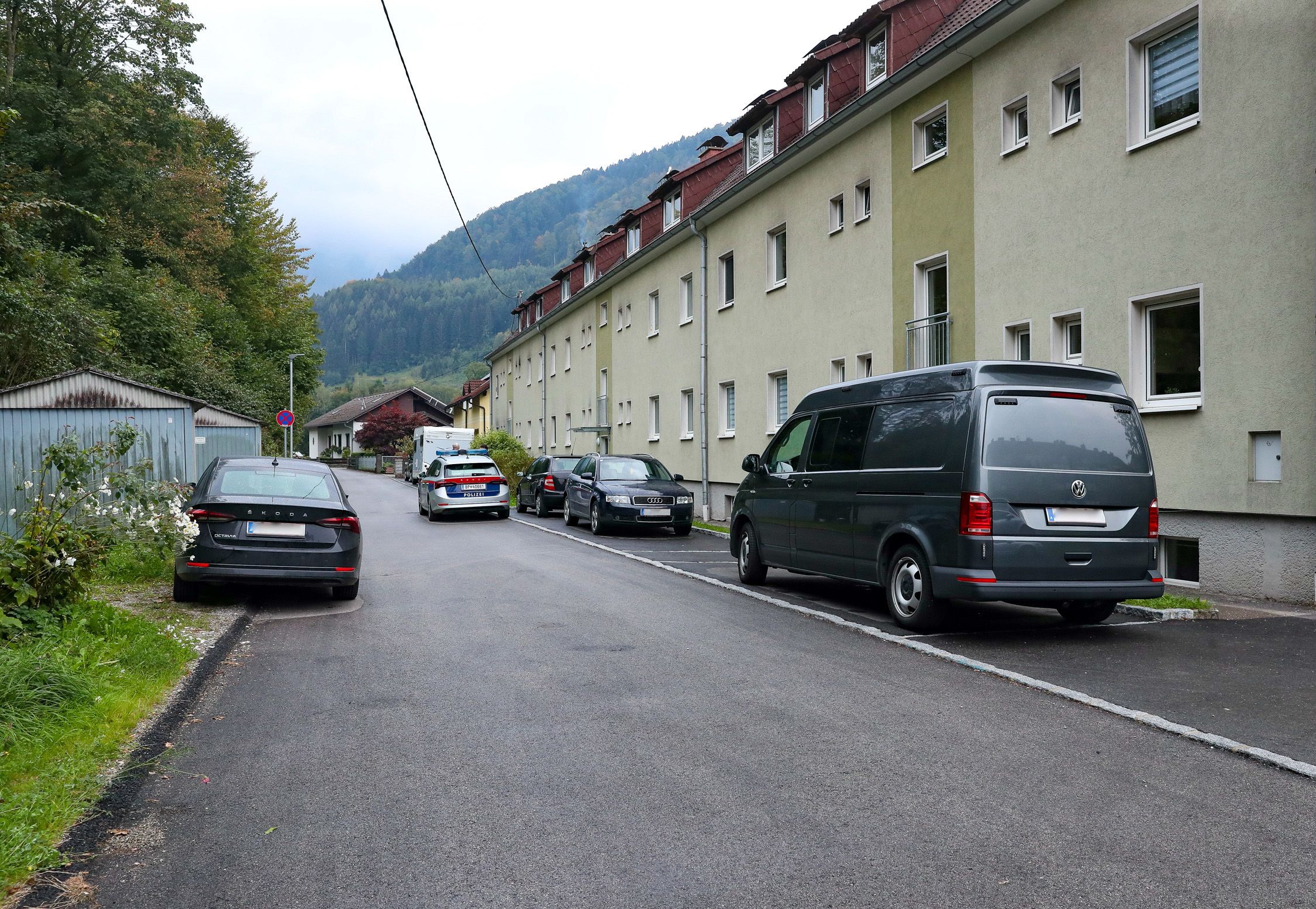 Download von www.picturedesk.com am 01.10.2022 (12:06).  ABD0005_20220926 - TERNBERG - ÖSTERREICH: Eine Escort-Dame ist in Ternberg (Bezirk Steyr-Land) getötet worden, ein 34-jähriger Verdächtiger hat laut Polizei ein Geständnis abgelegt. Der Mann bestellte die Frau demnach am Samstag,24. September 2022, via Internet in seine Wohnung. Dort kam es zu einer Auseinandersetzung, berichtete die oö. Polizei am Montag. Dabei soll der Beschuldigte die Frau mit massiver Gewalteinwirkung getötet haben. Am Sonntag fanden Beamte die tote Frau in der Wohnung, der 34-Jährige wurde festgenommen. Im Bild: Der Tatort in Ternberg. - FOTO: APA/FOTOKERSCHI.AT/MADER - 20220926_PD0835 - Rechteinfo: Rights Managed (RM)