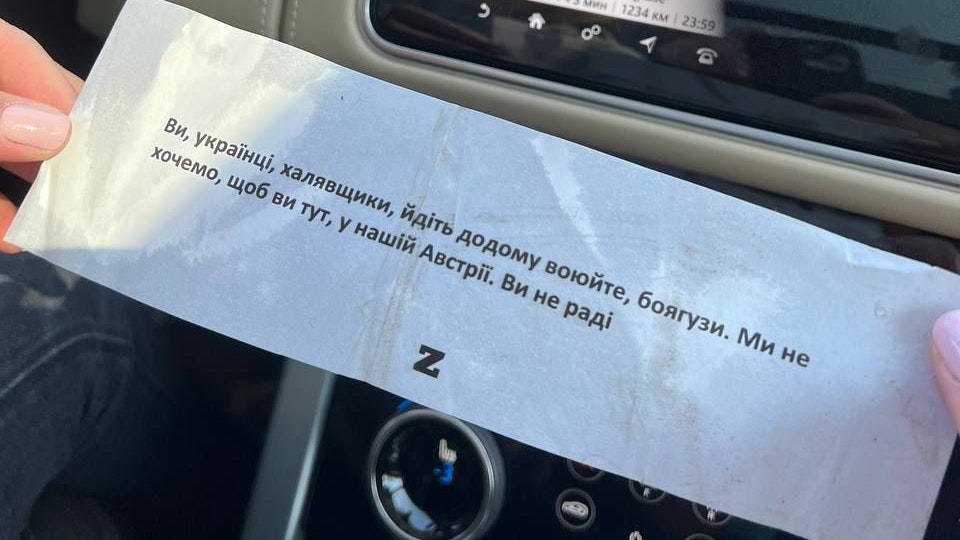 "Geht zurück in den Krieg in die Ukraine! Ihr seid in Österreich nicht erwünscht", so die Hass-Message der Unbekannten.